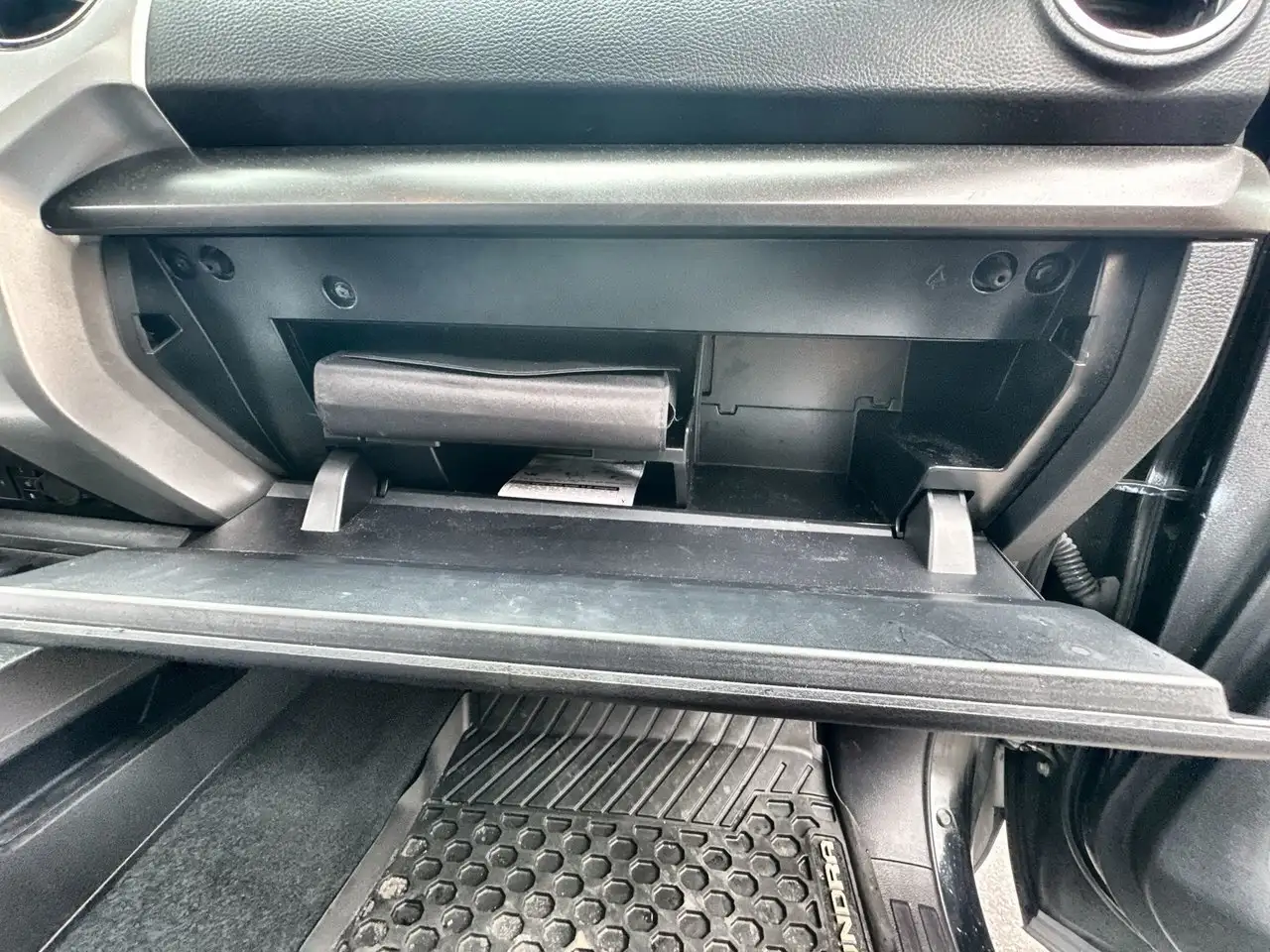 Toyota Tundra снимка Toyota Tundra