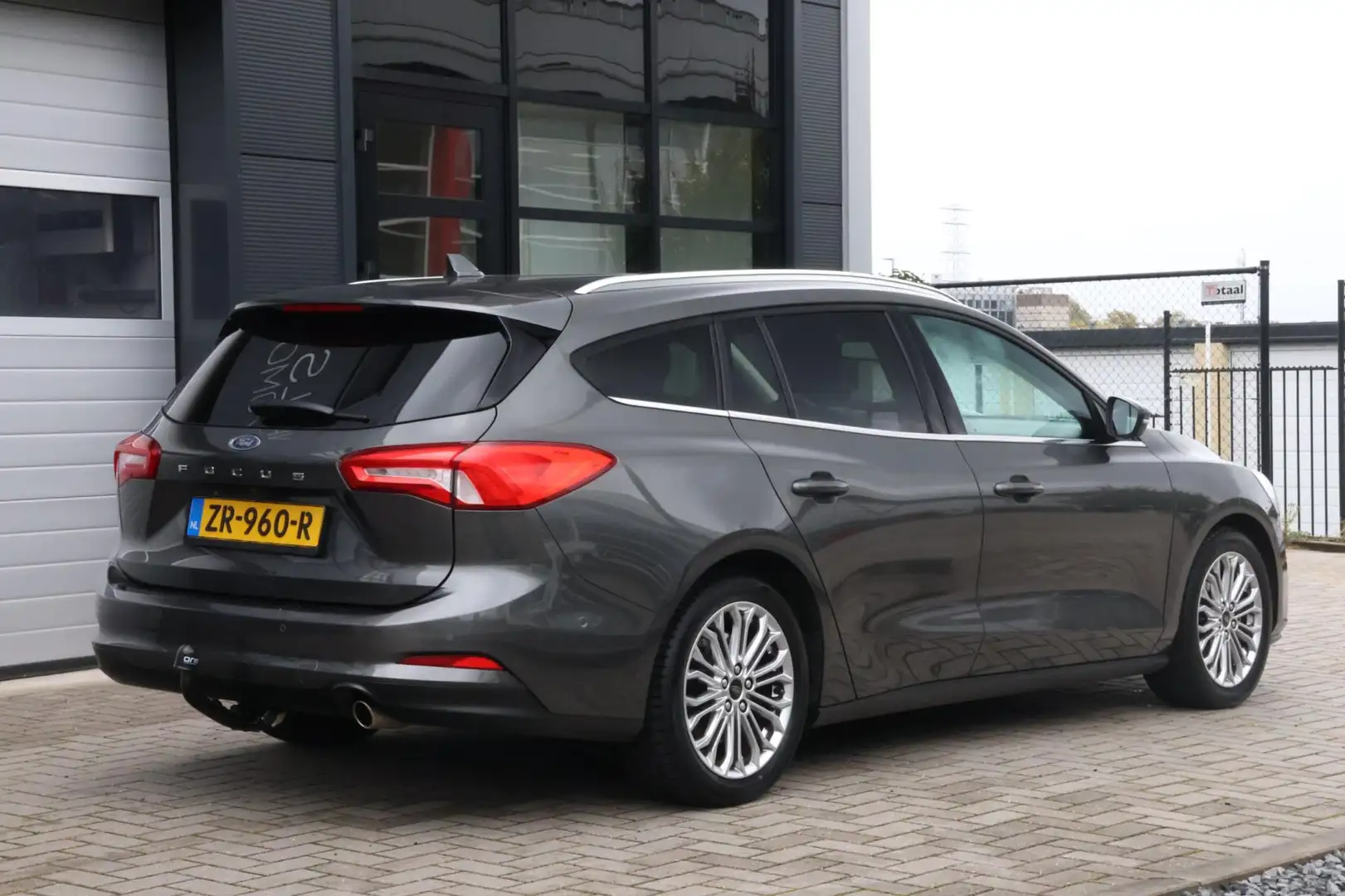 Ford Focus Wagon 1.0 EcoBoost Titanium | B&O | LED | WINTERPA Grijs - 2
