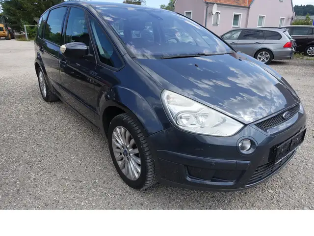 Ford S-Max view 3