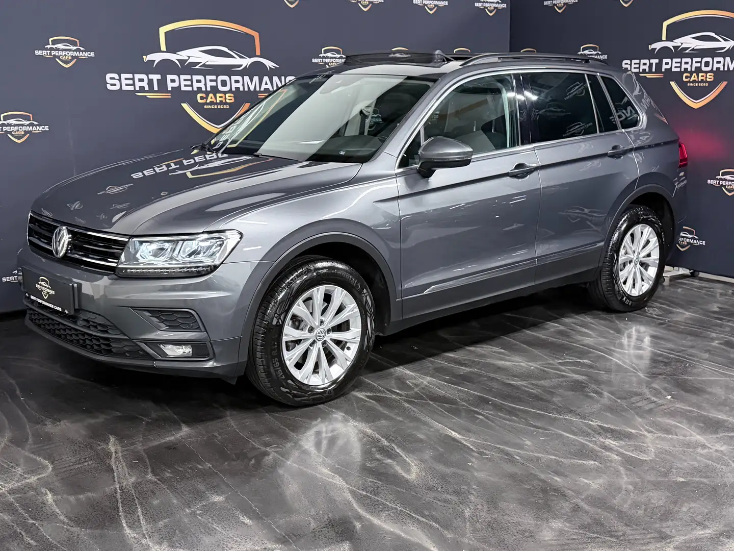 Volkswagen Tiguan 2,0 TDI SCR 4Motion Sky DSG Grau - 2