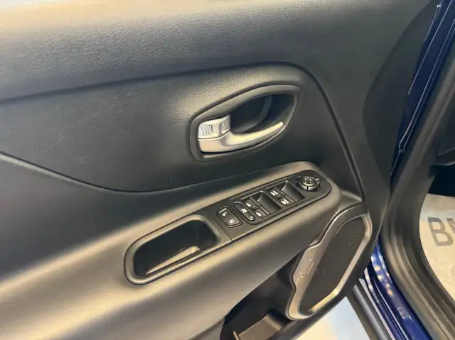 Jeep Renegade view 8