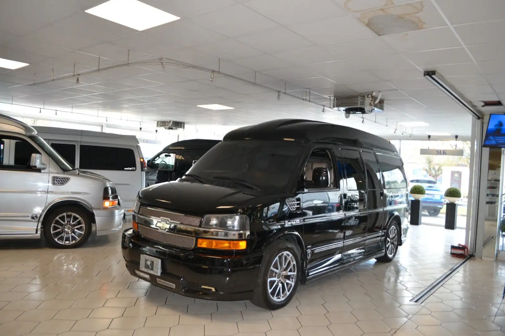 GMC Savana Express 5,3l V8 Explorer Limited SE Negro - 1