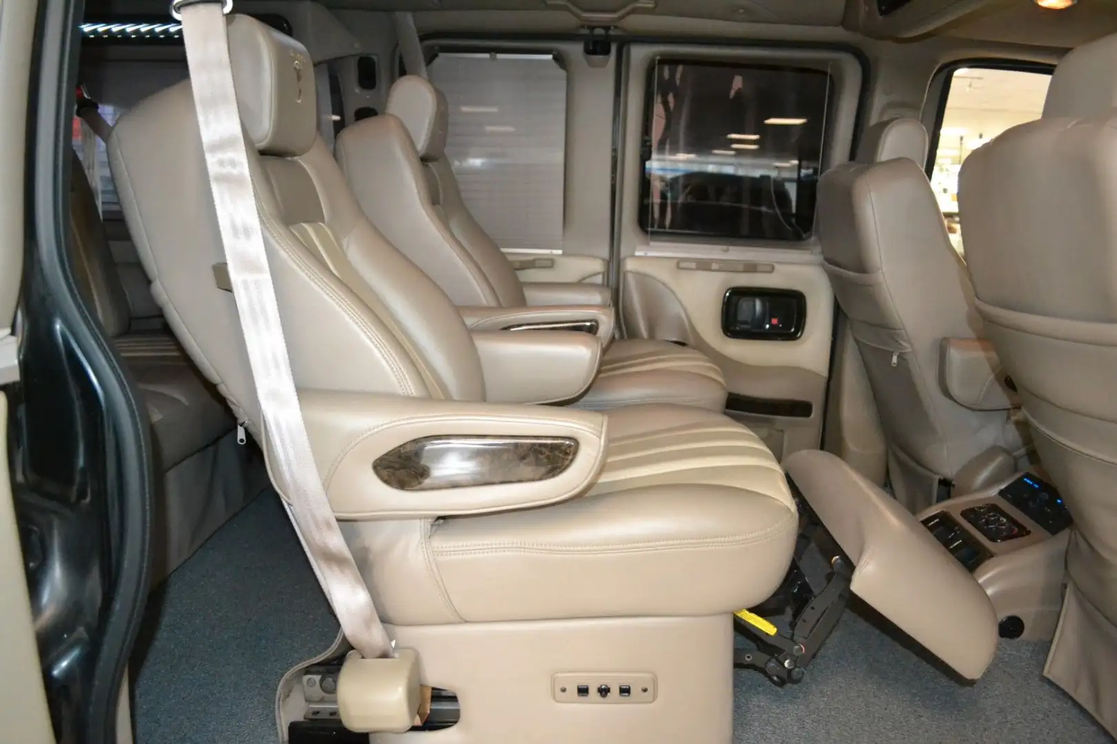 GMC Savana Express 5,3l V8 Explorer Limited SE Negro - 2