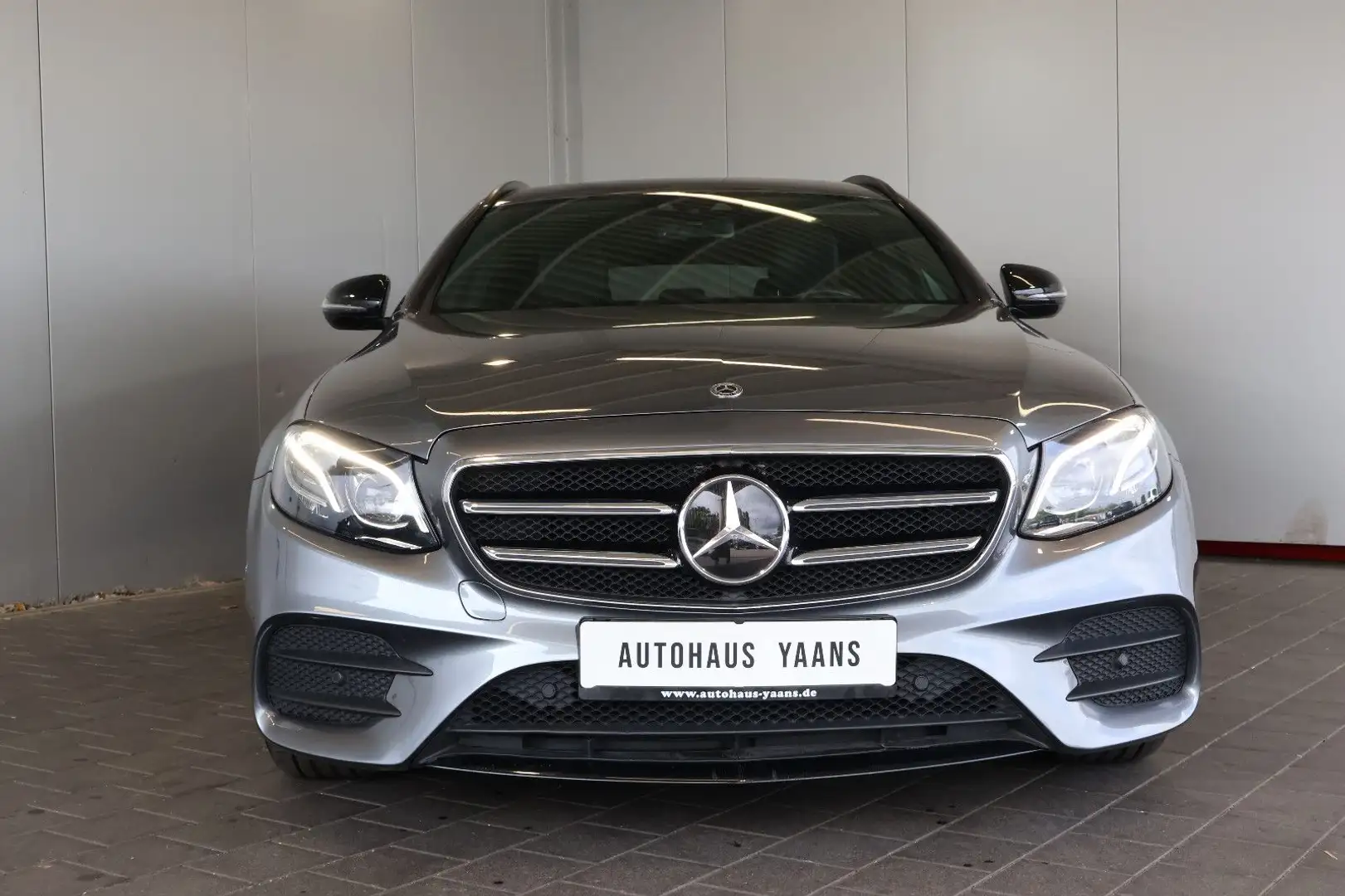 Mercedes-Benz E 220 d AMG HUD+DISTR.+NIGHT+MULTIBEAM+KEY+KAM Grau - 2