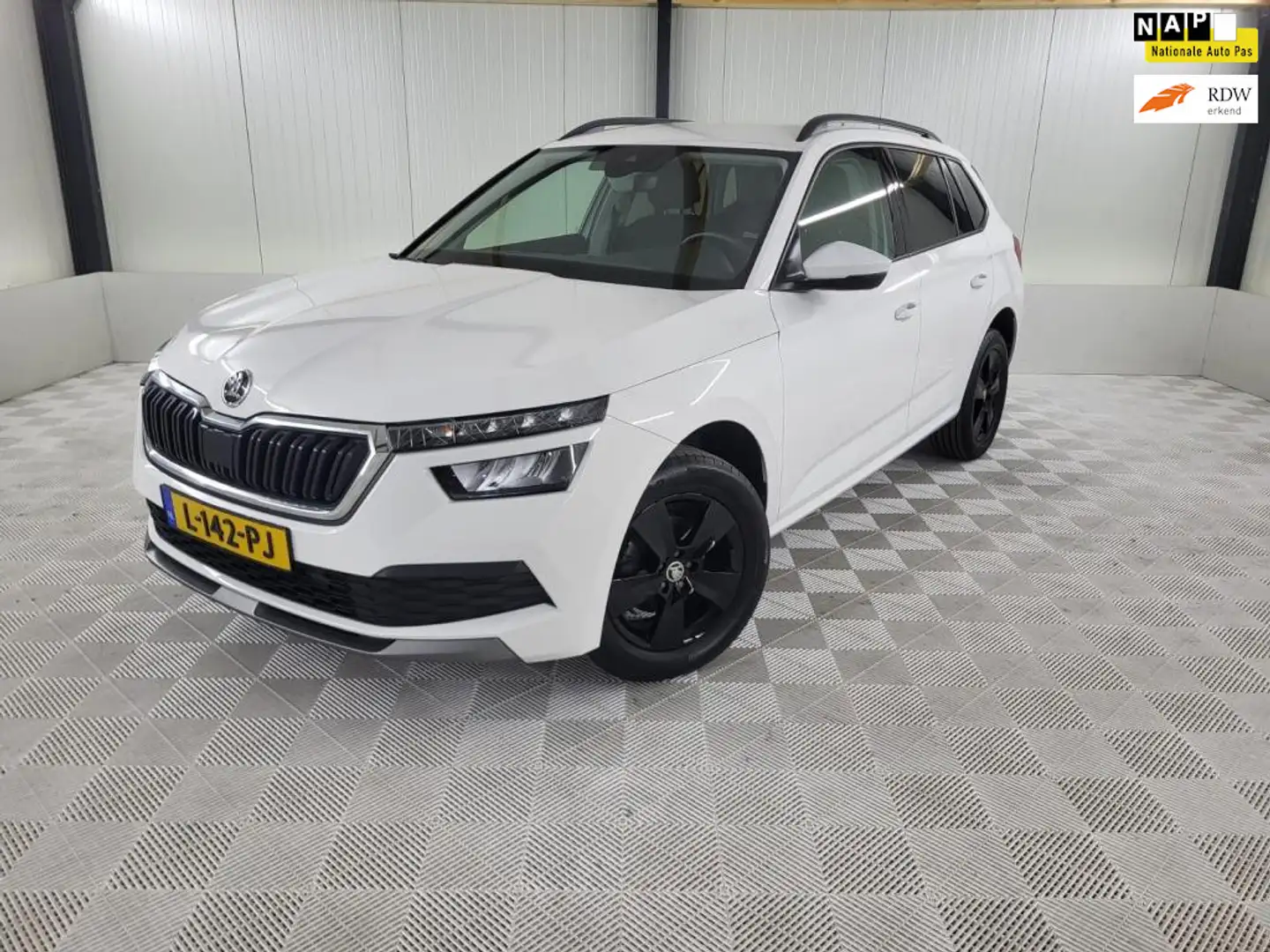 Skoda Kamiq 1.0 TSI Business Edition, Black, Navigatie, App Bianco - 1