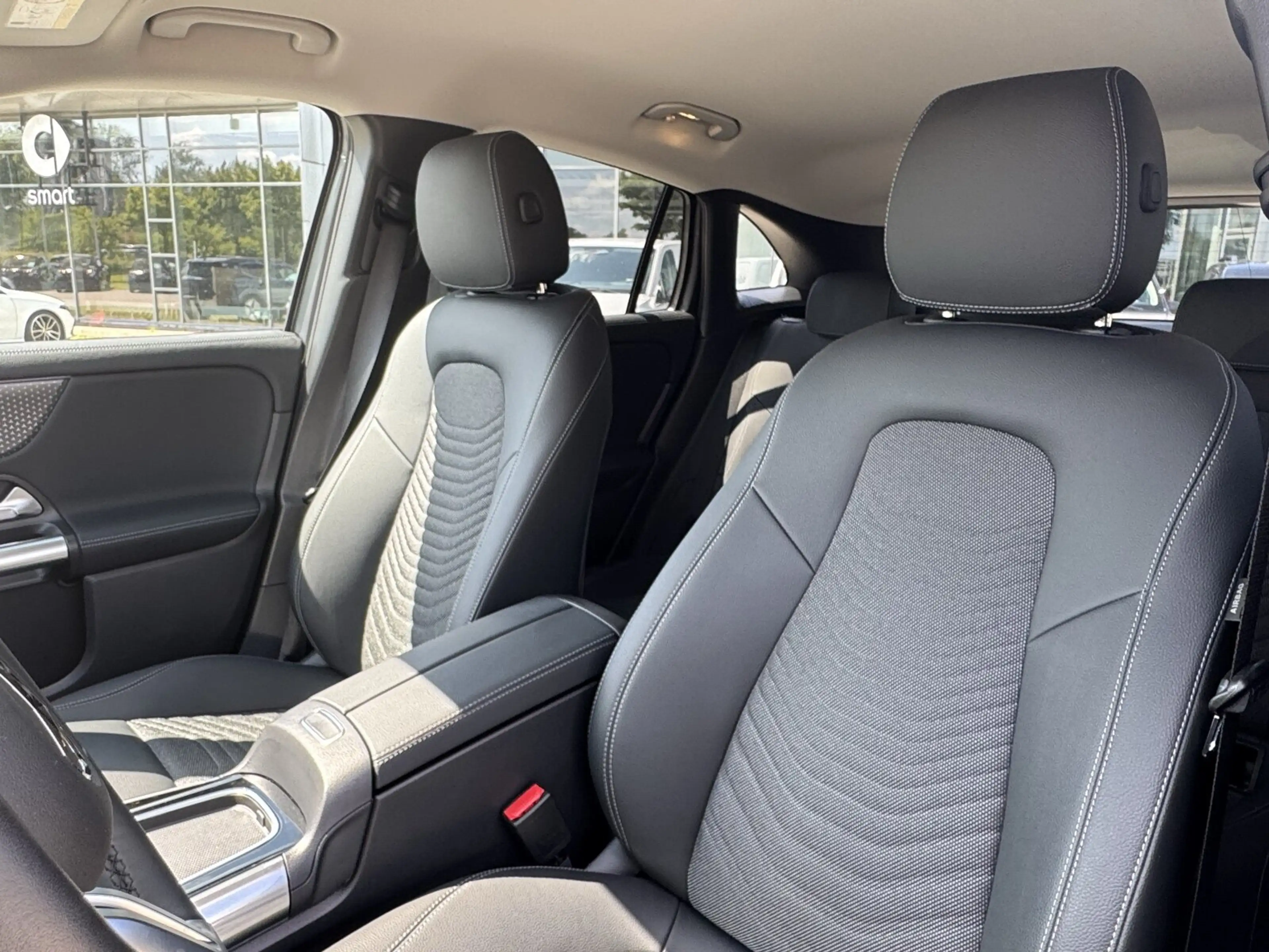 Mercedes-Benz GLA 180 GLA 180 Progressive/Navi/Distronic/Keyless-Go/LED — photo 10