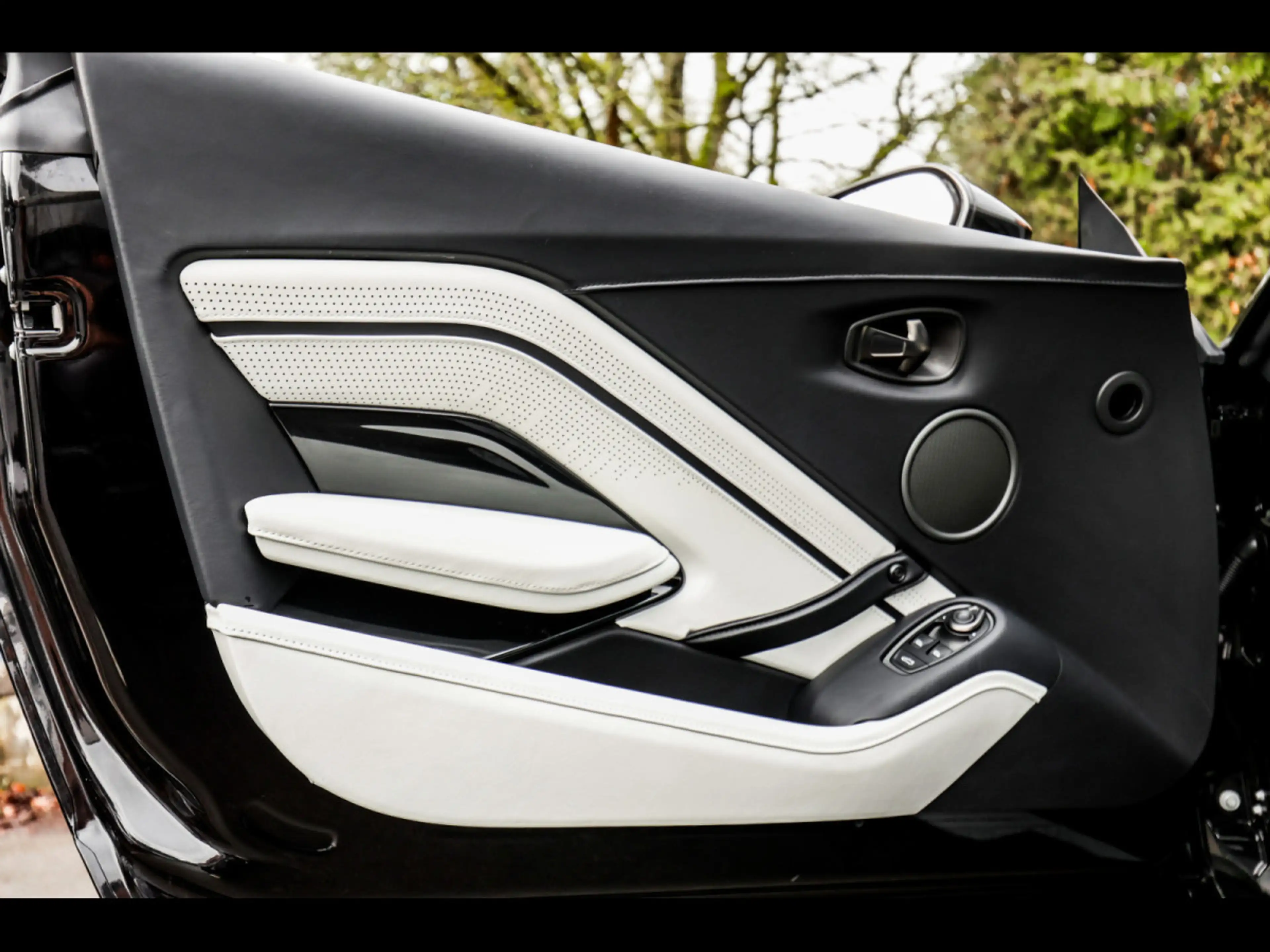 Aston Martin V8 Vantage COUPE°ONYX BLACK°DUOTONE°360°KEYLESS°FULL — photo 8