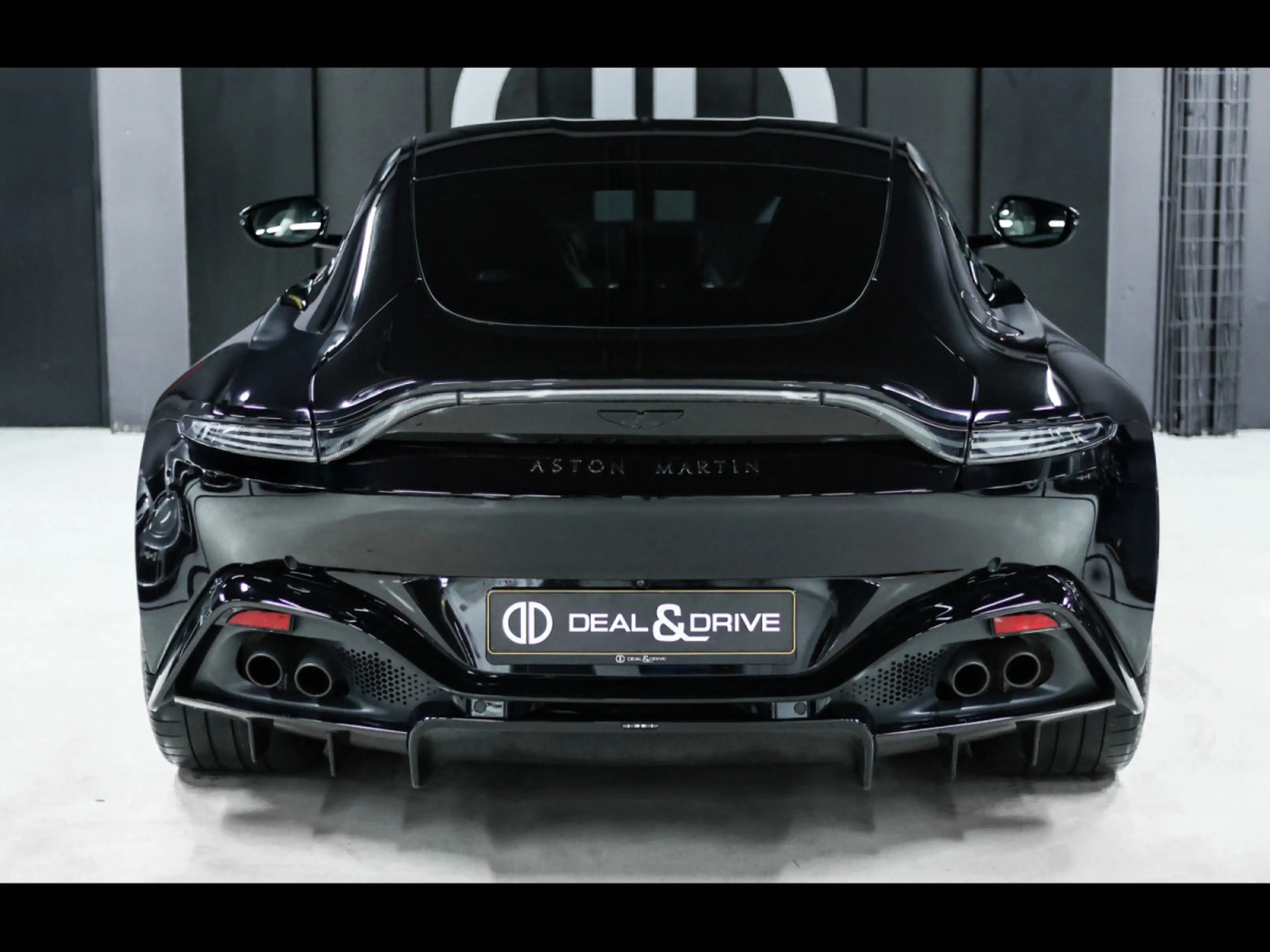 Aston Martin V8 Vantage COUPE°ONYX BLACK°DUOTONE°360°KEYLESS°FULL — photo 2
