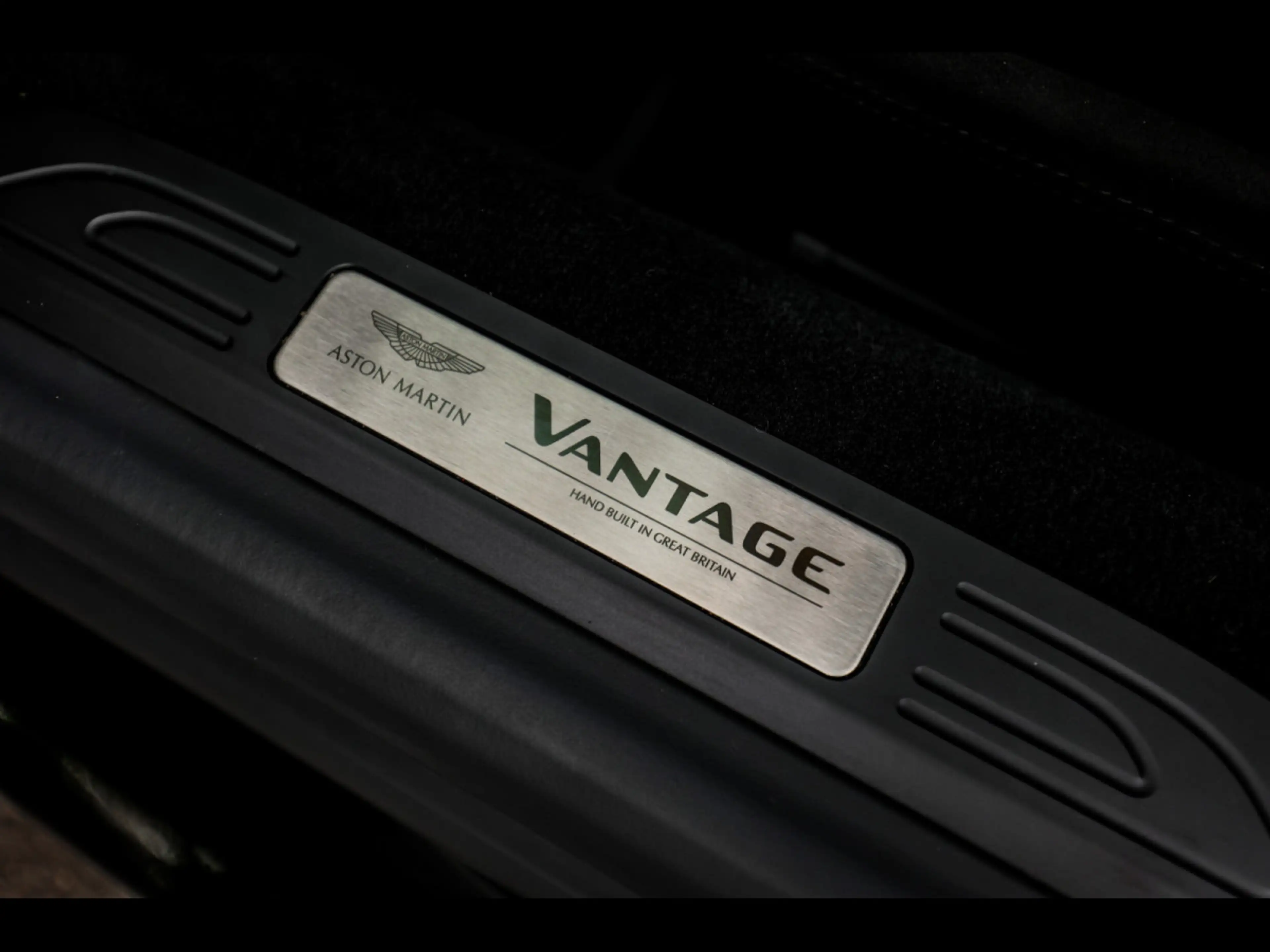 Aston Martin V8 Vantage COUPE°ONYX BLACK°DUOTONE°360°KEYLESS°FULL — photo 15