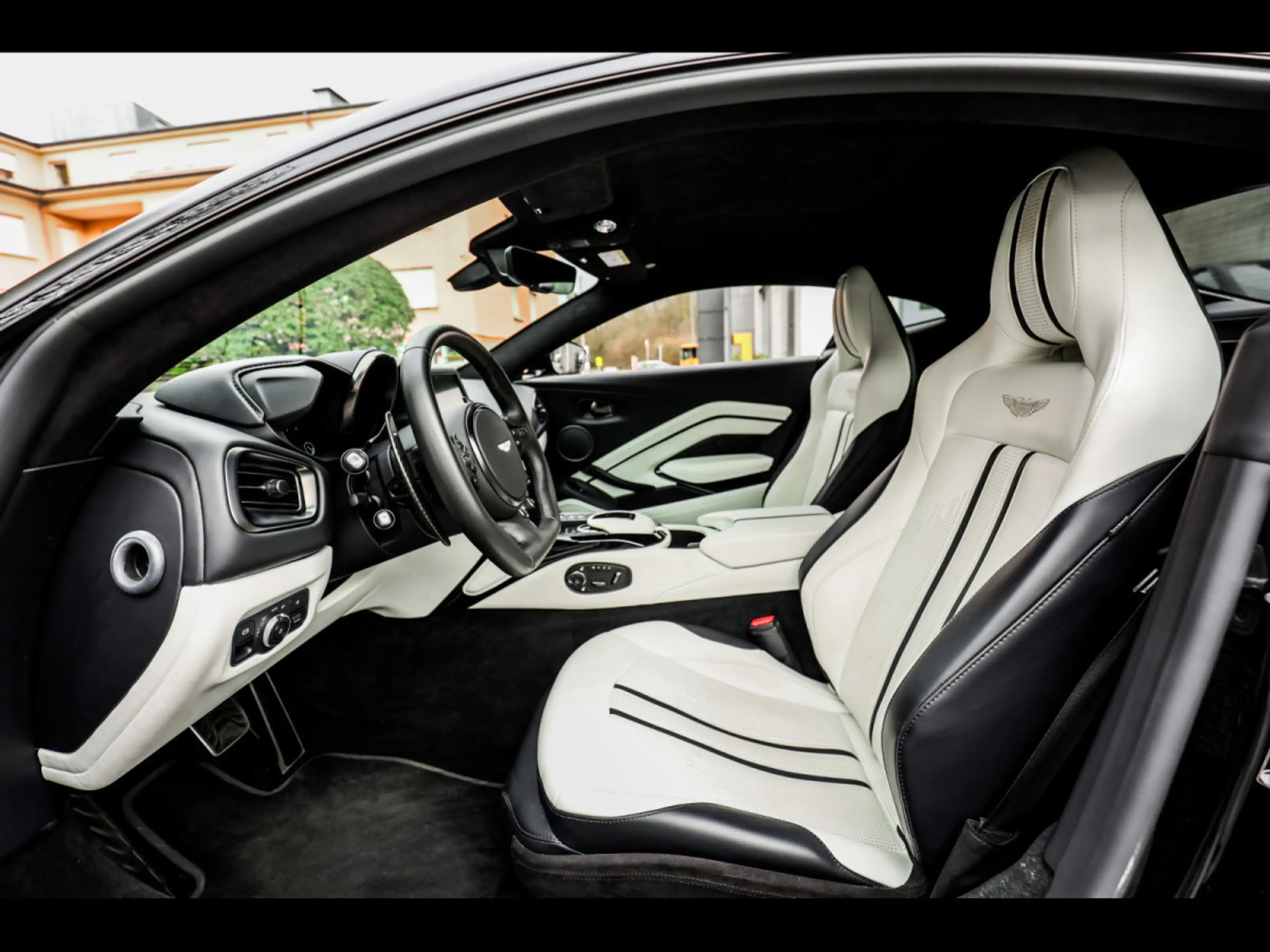 Aston Martin V8 Vantage COUPE°ONYX BLACK°DUOTONE°360°KEYLESS°FULL — photo 10
