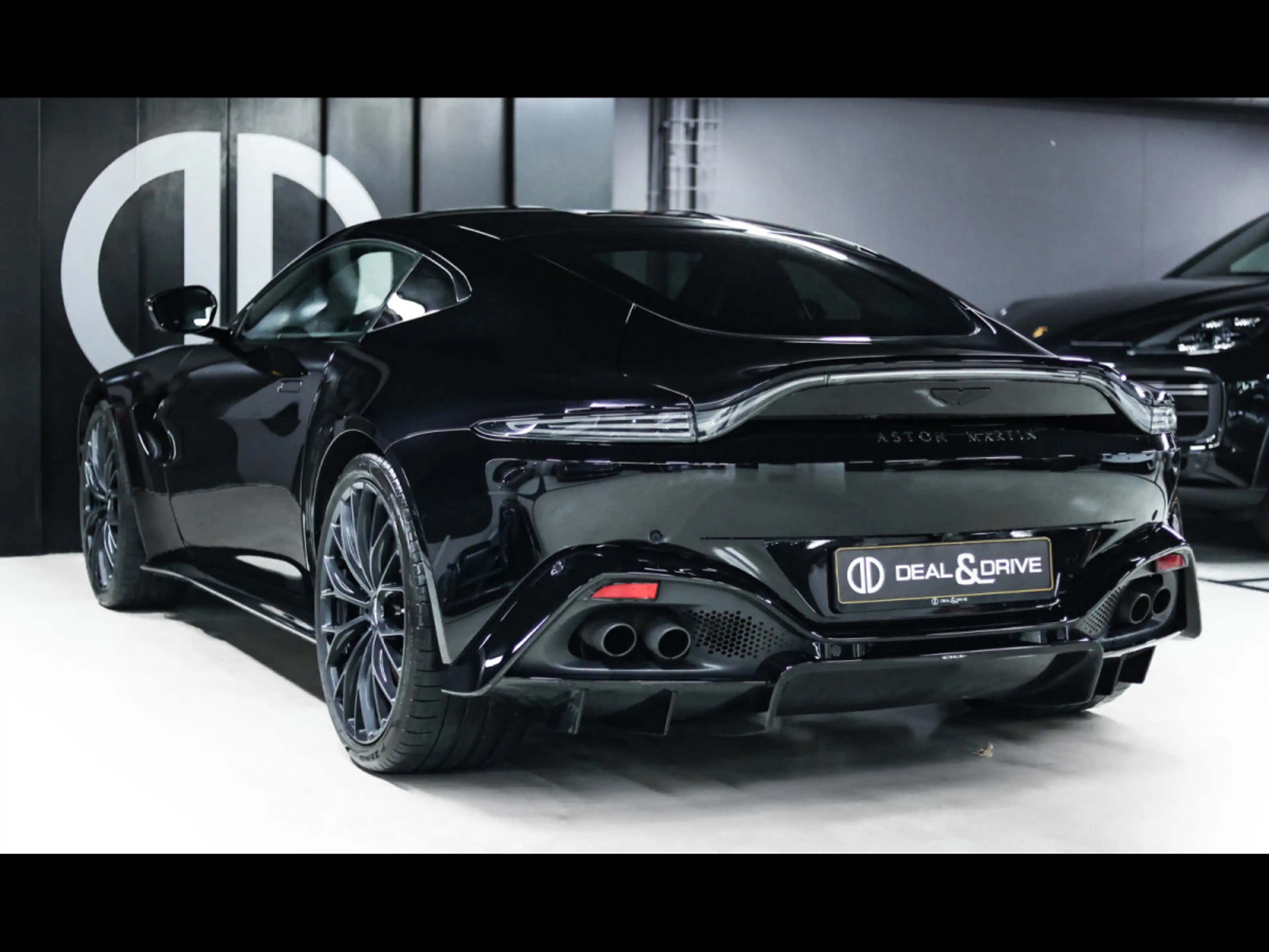 Aston Martin V8 Vantage COUPE°ONYX BLACK°DUOTONE°360°KEYLESS°FULL — photo 4