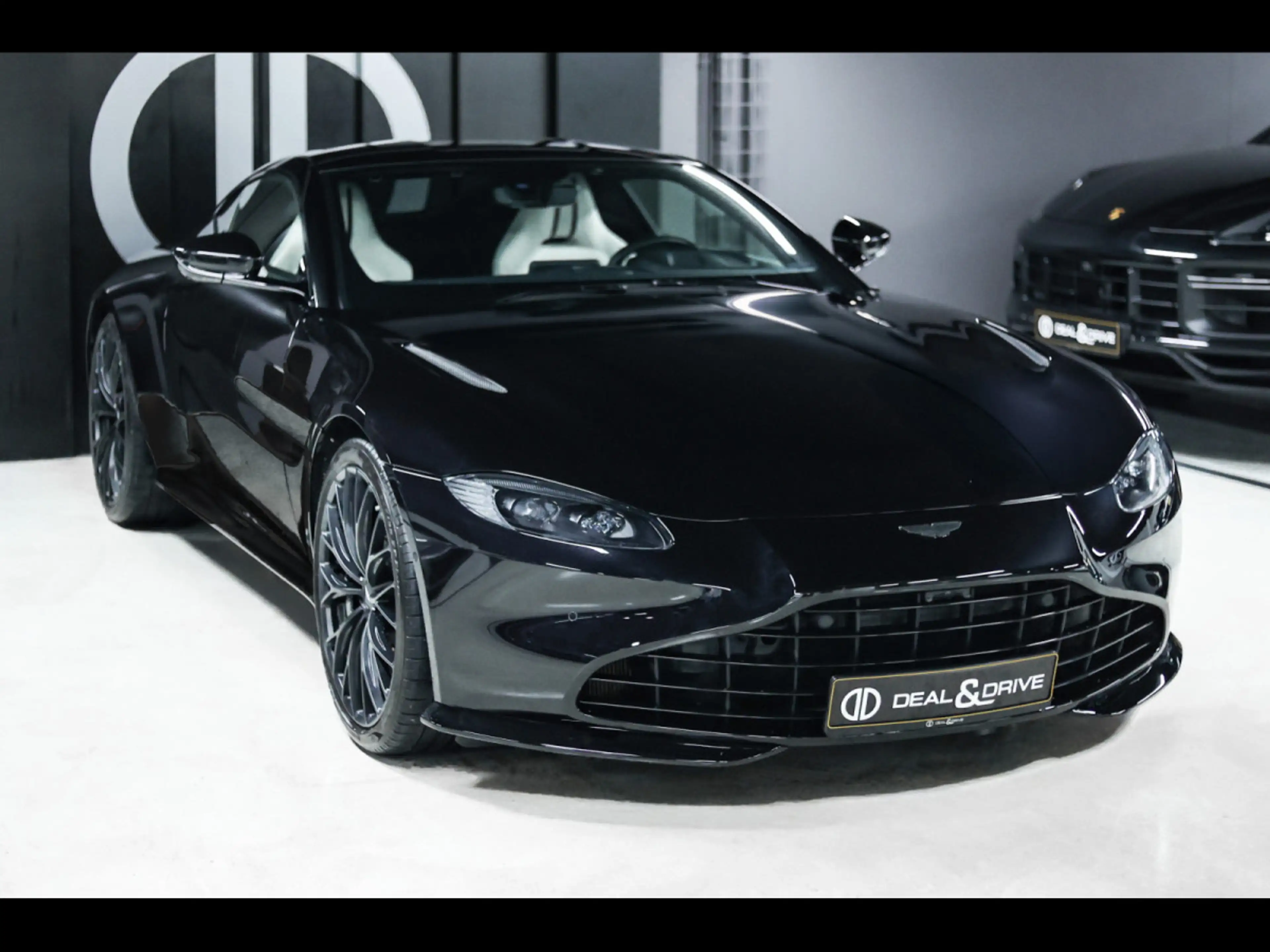 Aston Martin V8 Vantage COUPE°ONYX BLACK°DUOTONE°360°KEYLESS°FULL — photo 6