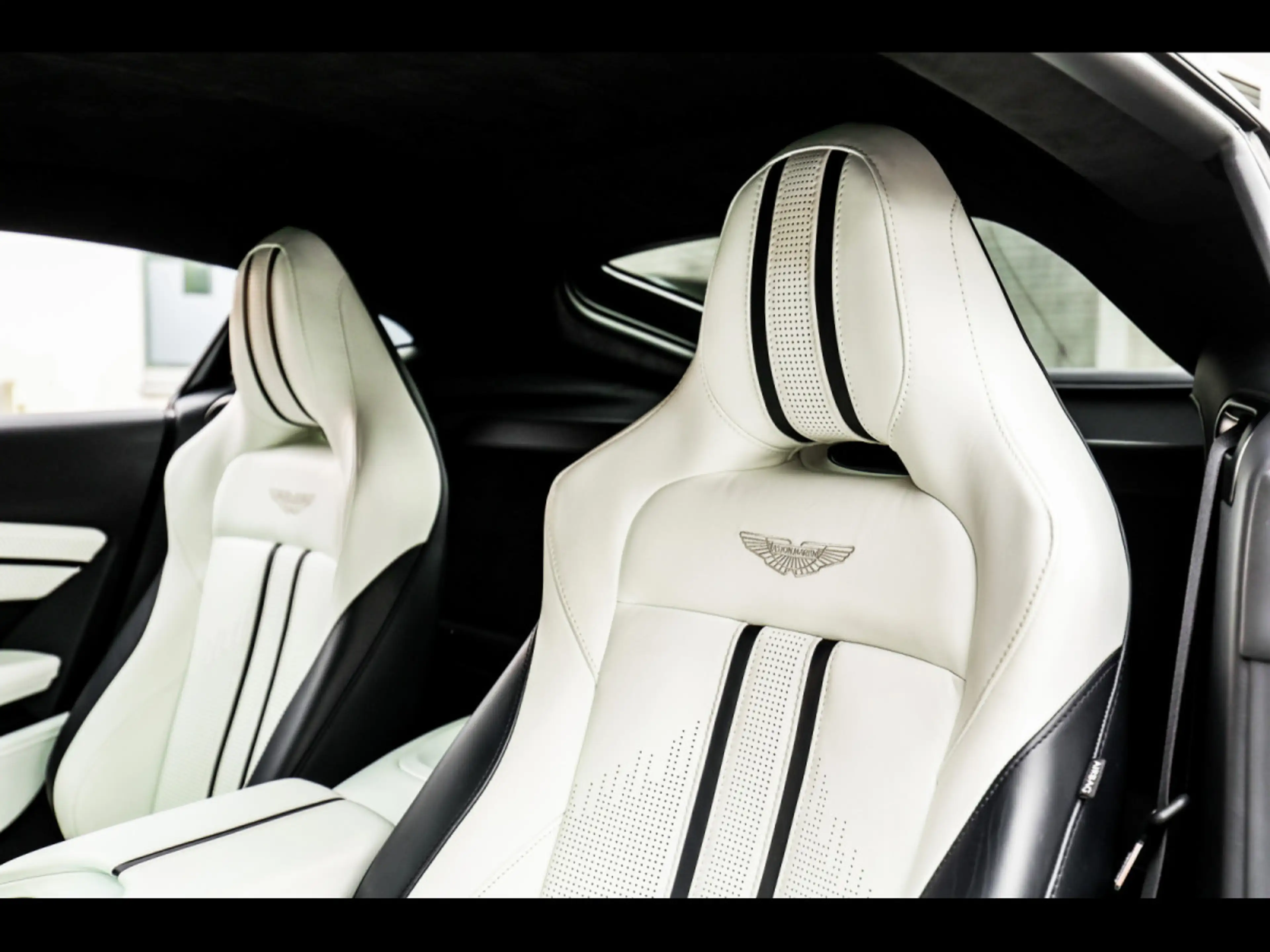 Aston Martin V8 Vantage COUPE°ONYX BLACK°DUOTONE°360°KEYLESS°FULL — photo 11