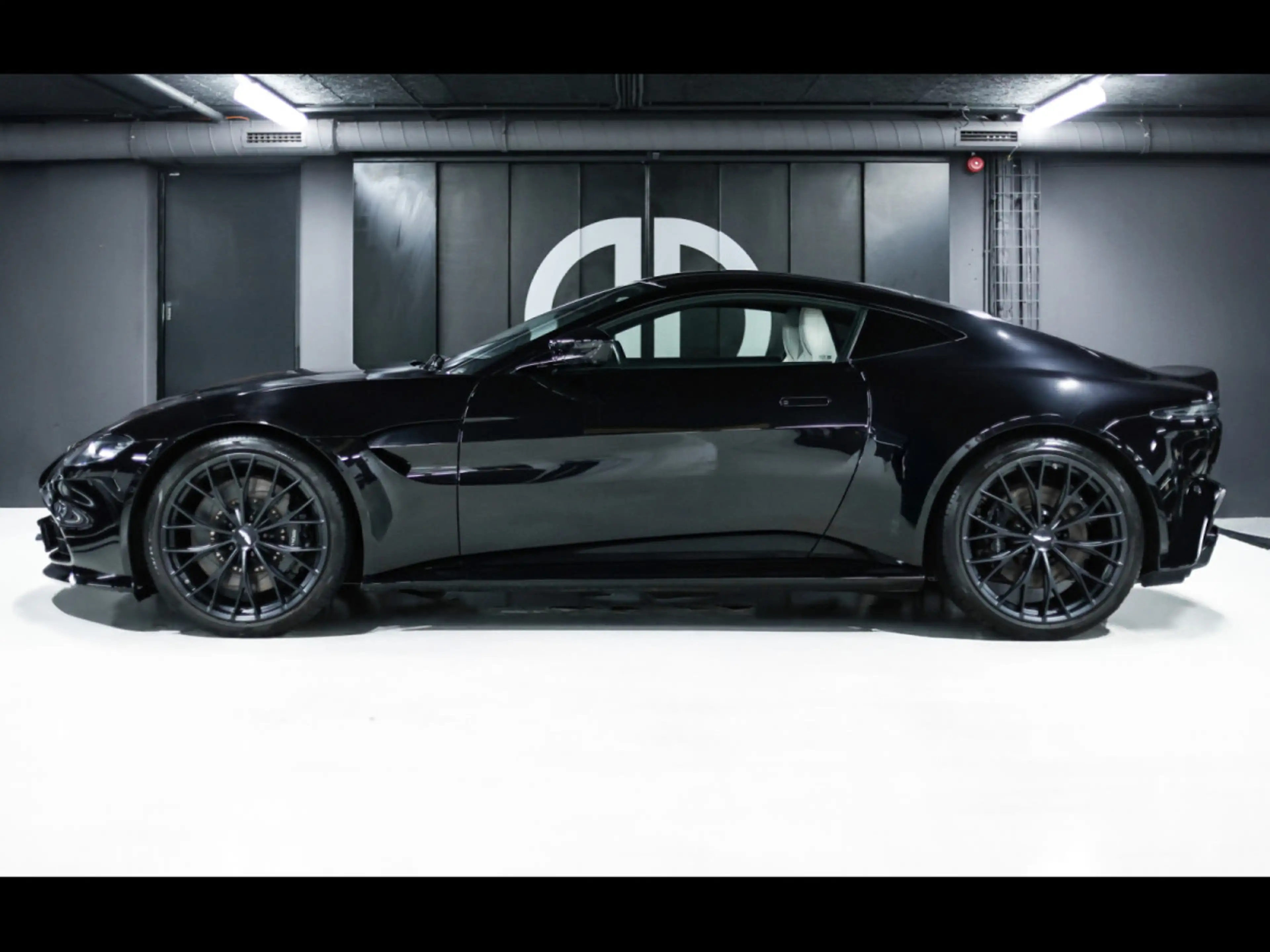 Aston Martin V8 Vantage COUPE°ONYX BLACK°DUOTONE°360°KEYLESS°FULL — photo 7