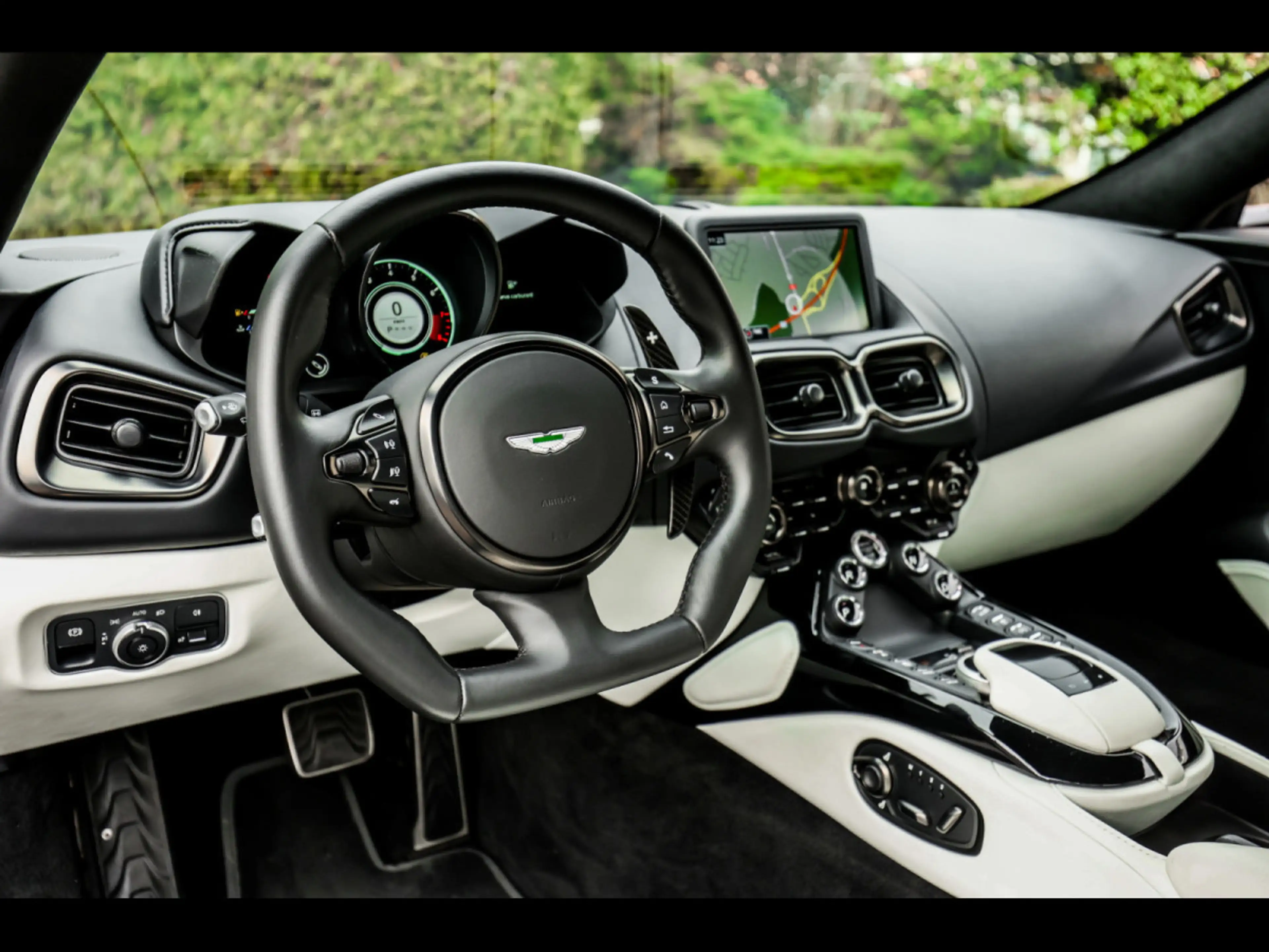 Aston Martin V8 Vantage COUPE°ONYX BLACK°DUOTONE°360°KEYLESS°FULL — photo 9