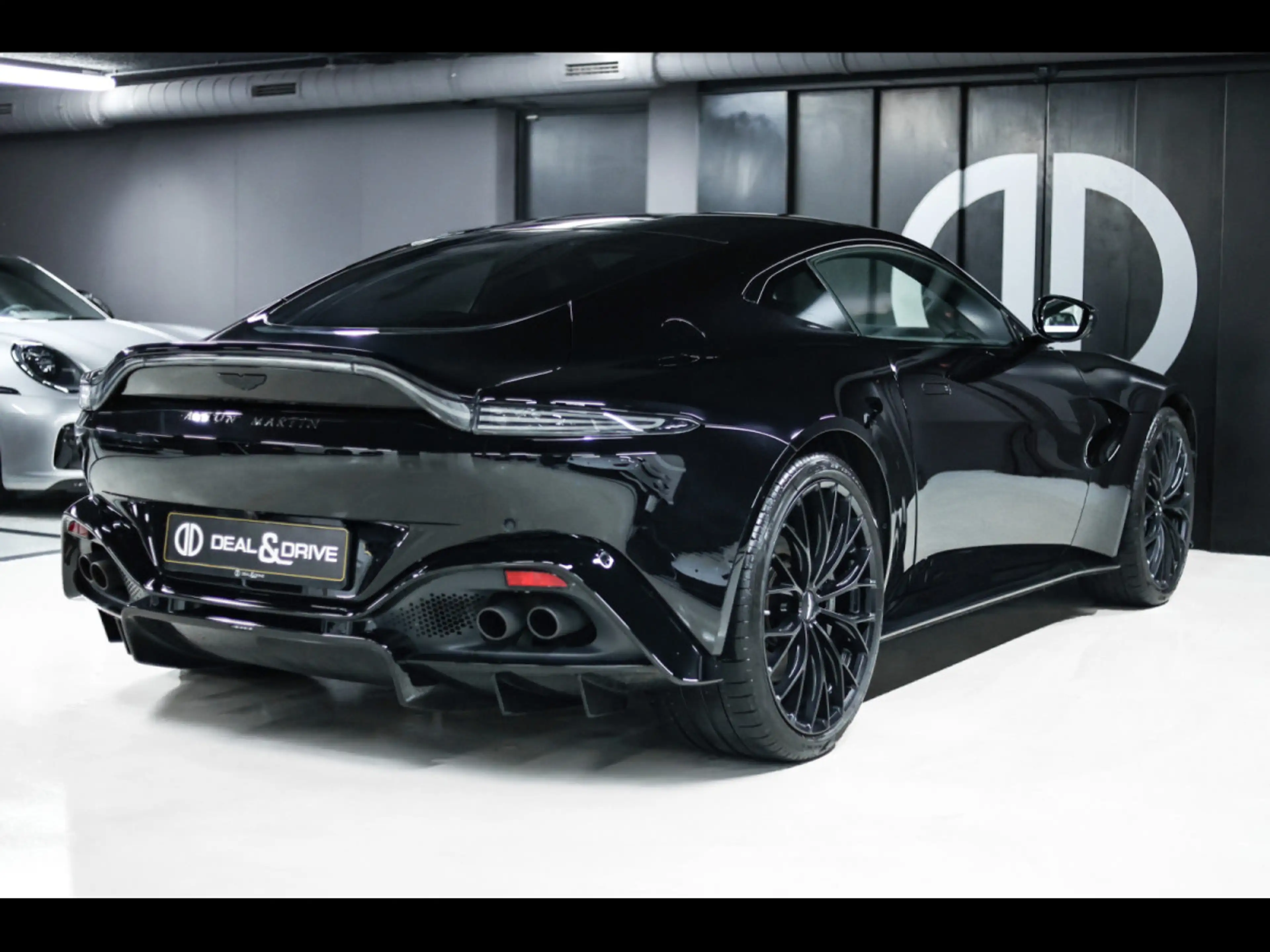 Aston Martin V8 Vantage COUPE°ONYX BLACK°DUOTONE°360°KEYLESS°FULL — photo 3