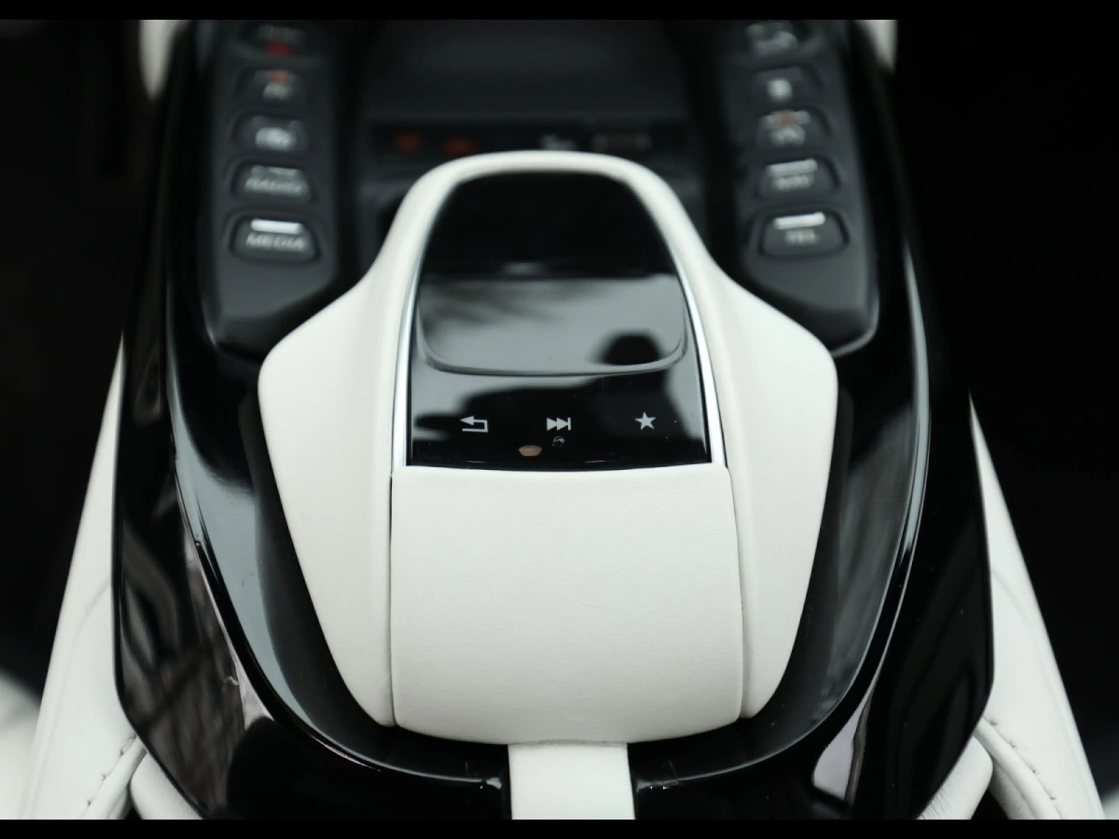 Aston Martin V8 Vantage COUPE°ONYX BLACK°DUOTONE°360°KEYLESS°FULL — photo 14