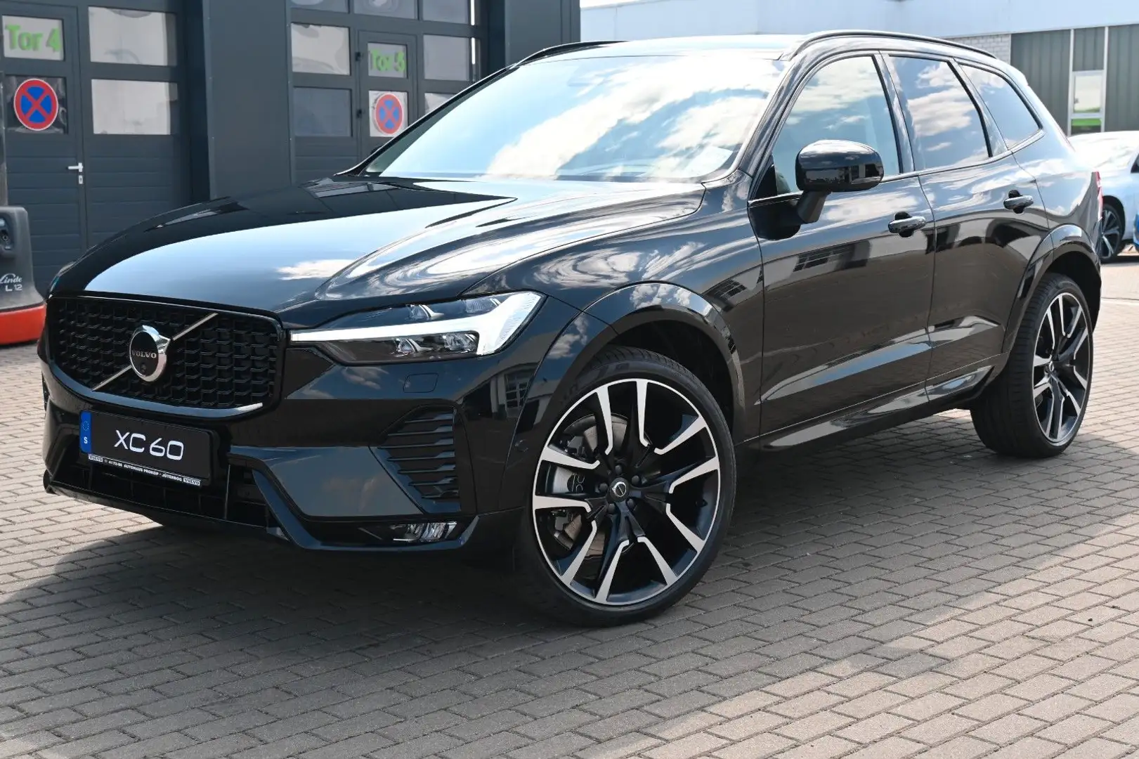 Volvo XC60 B4 D AWD Ultimate Dark*STDHZG*360°*LUFT* Schwarz - 2