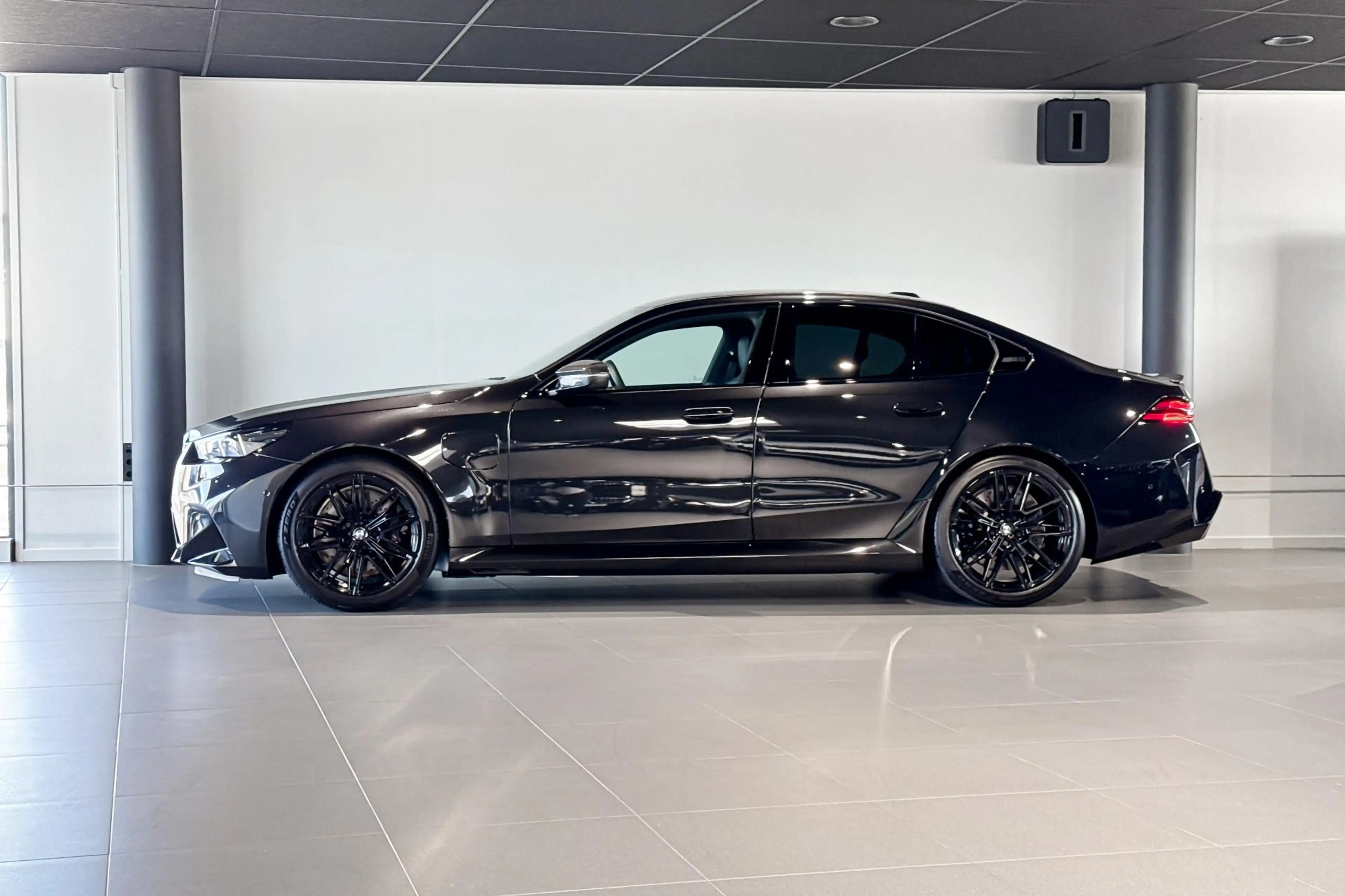 BMW M5 Sedan | Bowers & Wilkins | Carbon Pack | Iconic Gl — photo 2