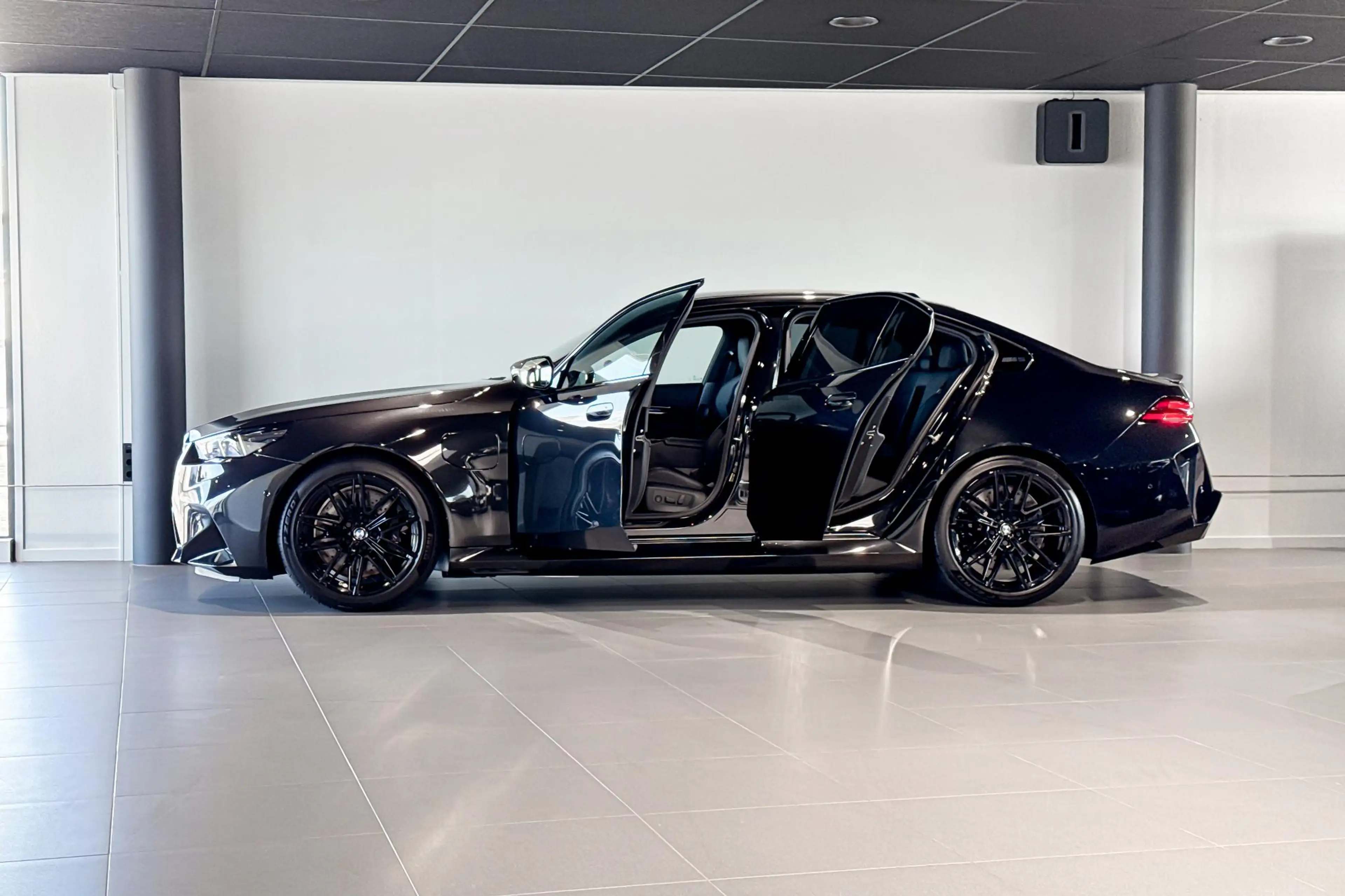 BMW M5 Sedan | Bowers & Wilkins | Carbon Pack | Iconic Gl — photo 3