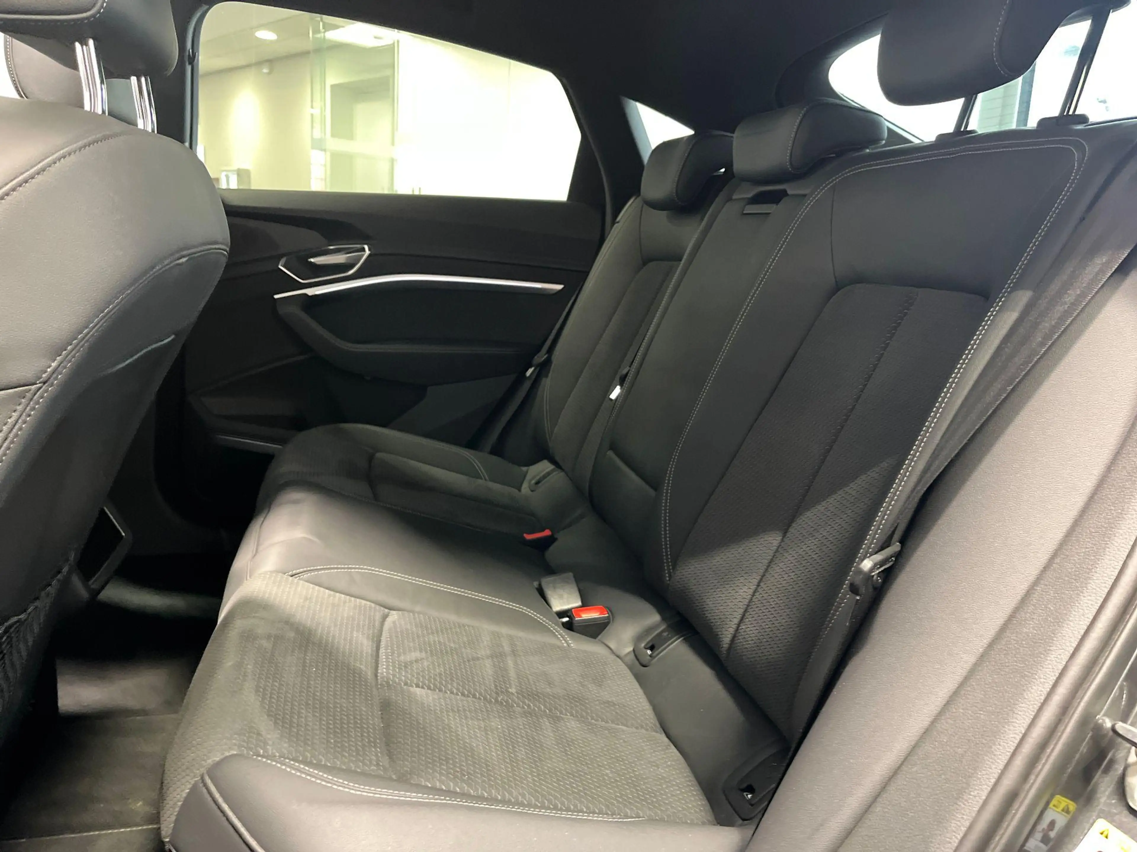 Audi e-tron Sportback 55 Quattro S edition 95 kWh 408pk · Pano — photo 11