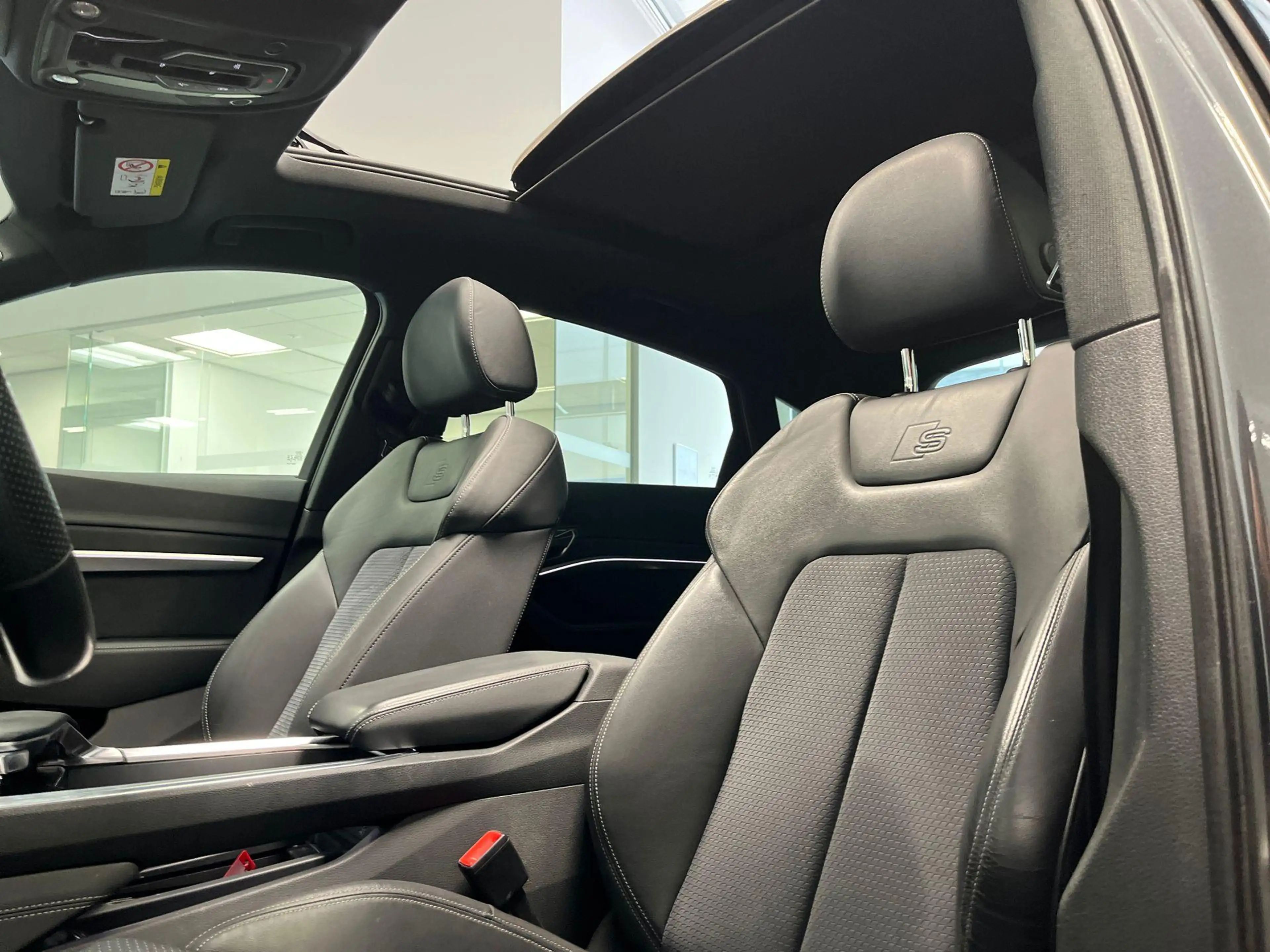 Audi e-tron Sportback 55 Quattro S edition 95 kWh 408pk · Pano — photo 9