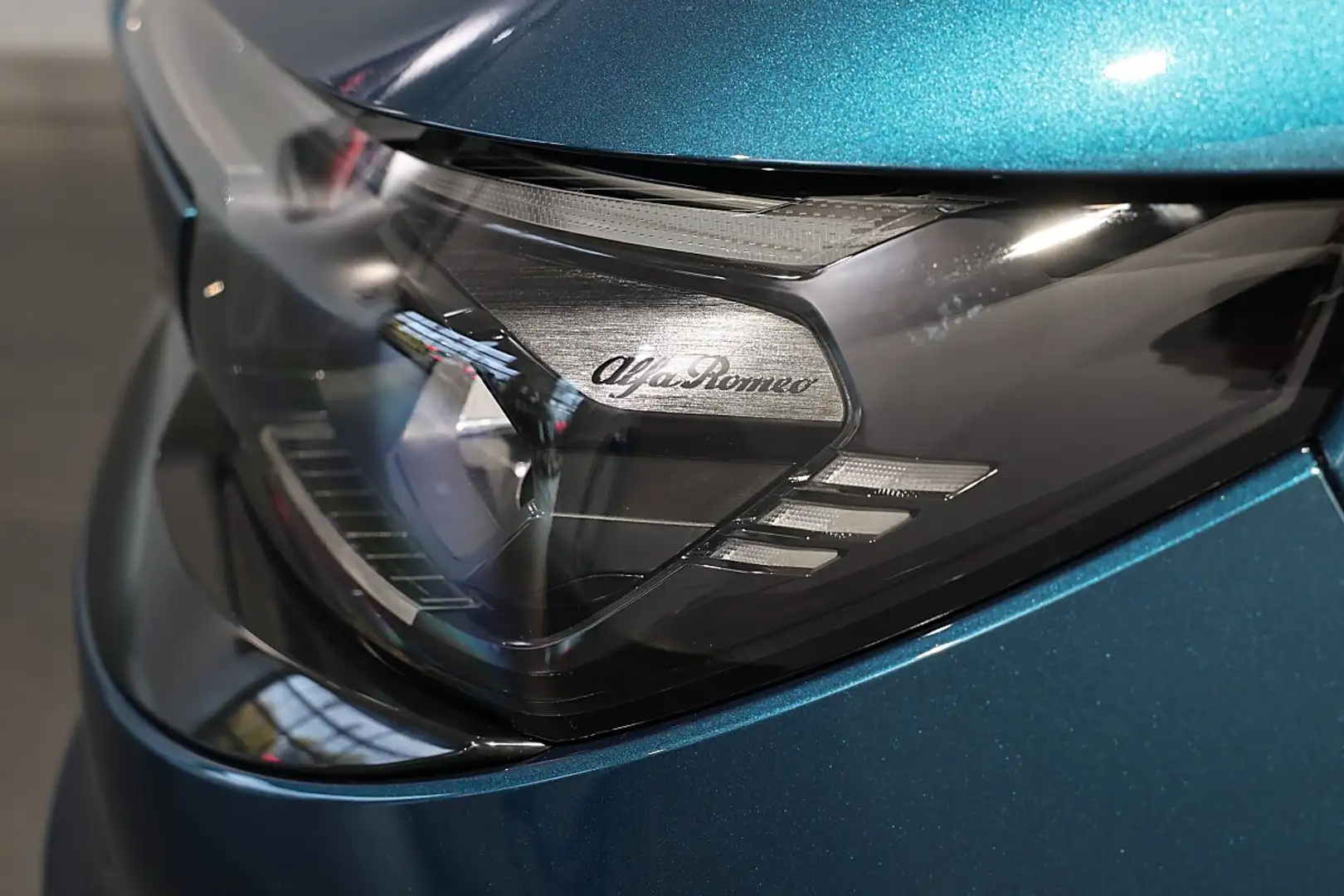 Alfa Romeo Junior Ibrida 1.2 e DCT6 Mild-Hybrid Speciale Blau - 2