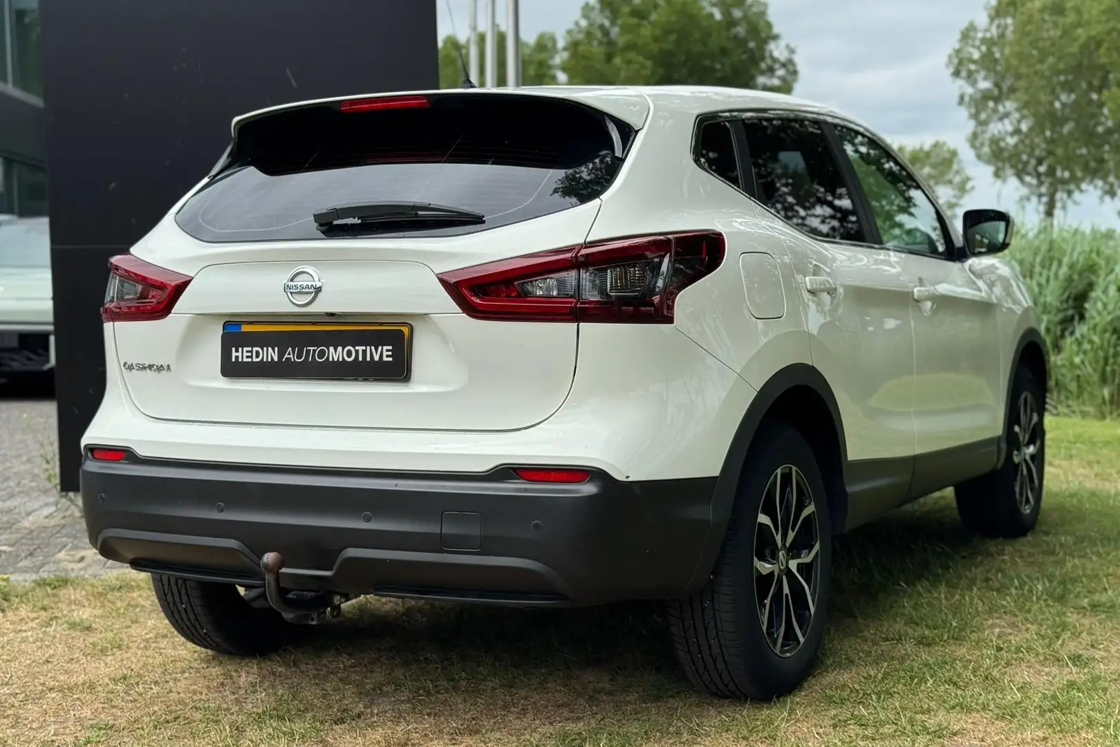 Nissan Qashqai 1.3 DIG-T Acces Edition | Trekhaak | Navigatie | C Wit - 2