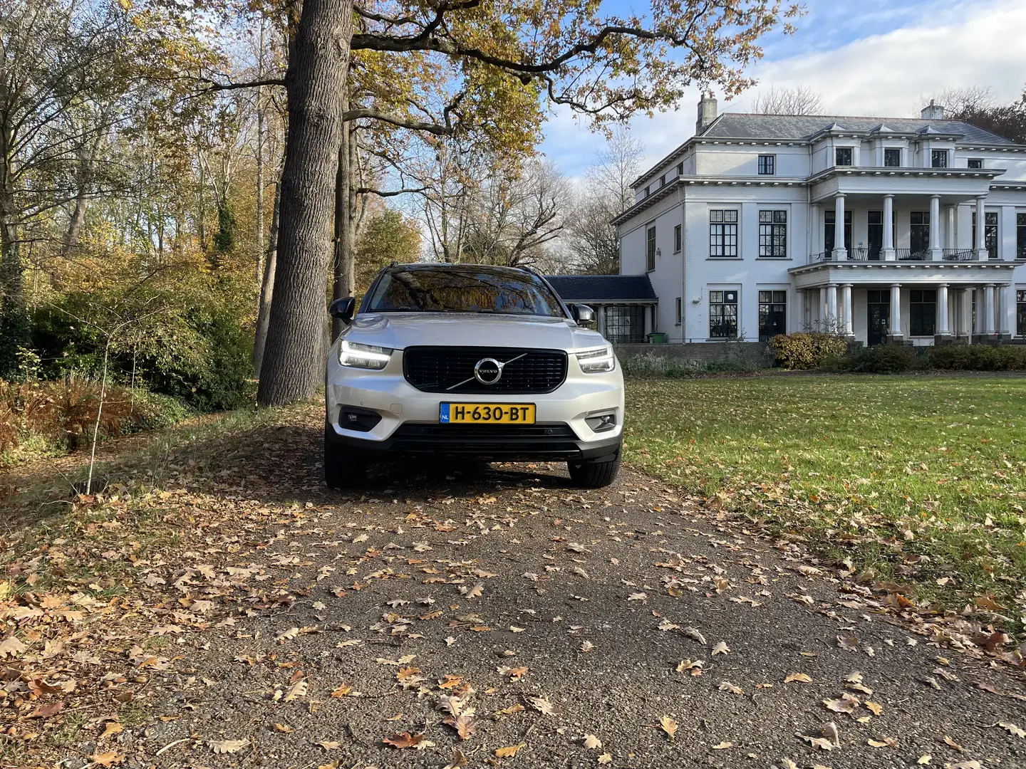 Volvo XC40 2.0 T4 R-Design Grijs - 2