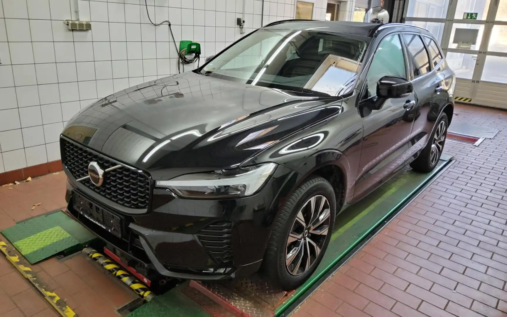 Volvo XC60 B5 AWD  PLUS DARK FAP+HKSOUND+PANO+MEMORY+ Noir - 2