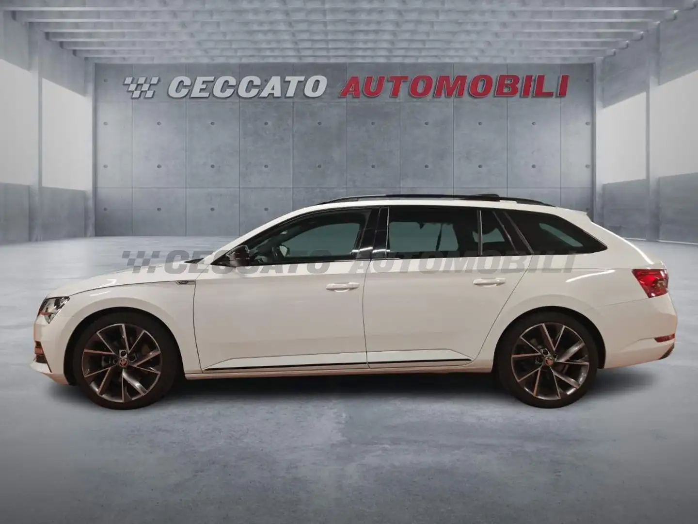 Skoda Superb Superb Wagon 2.0 tdi evo Sportline 200cv dsg Wit - 2