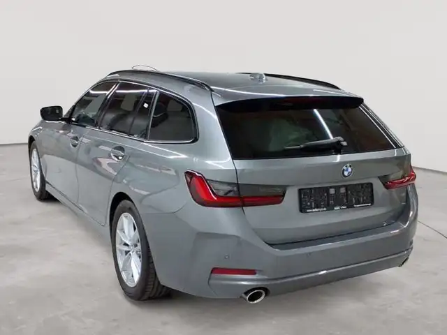 BMW 3 Series view 5