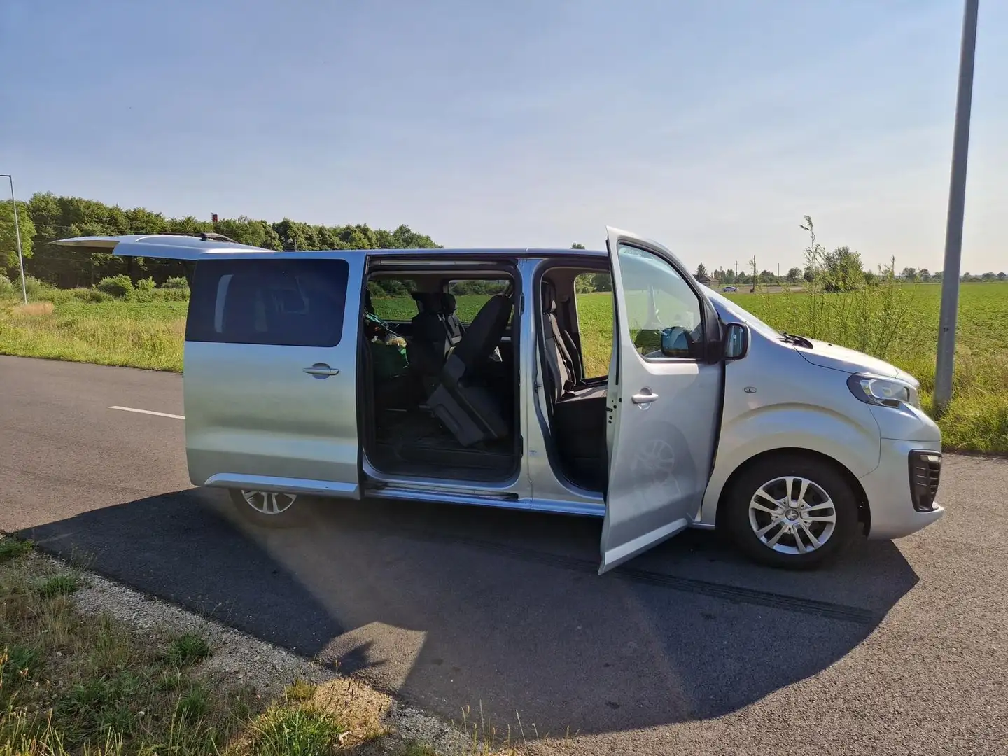 Peugeot Traveller Traveller Active L2 BlueHDI 150 S Šedá - 2