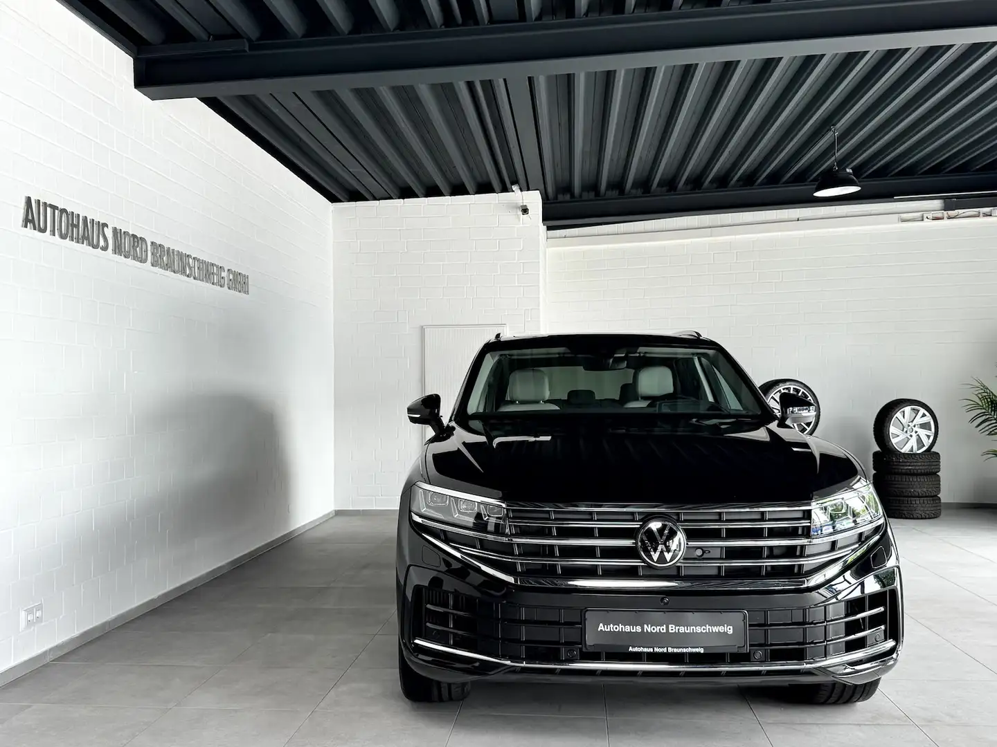 Volkswagen Touareg 3.0 TSI eHybrid 4Motion*IQ*Pano*AHK*HUD* Zwart - 2