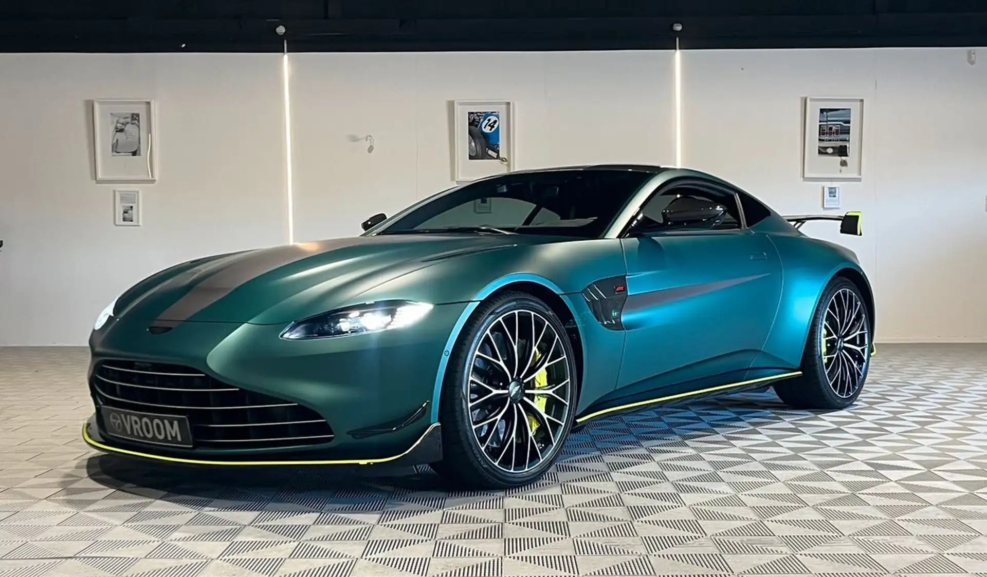 애스턴마틴 V8 Coupe 2021 청록 사진 3