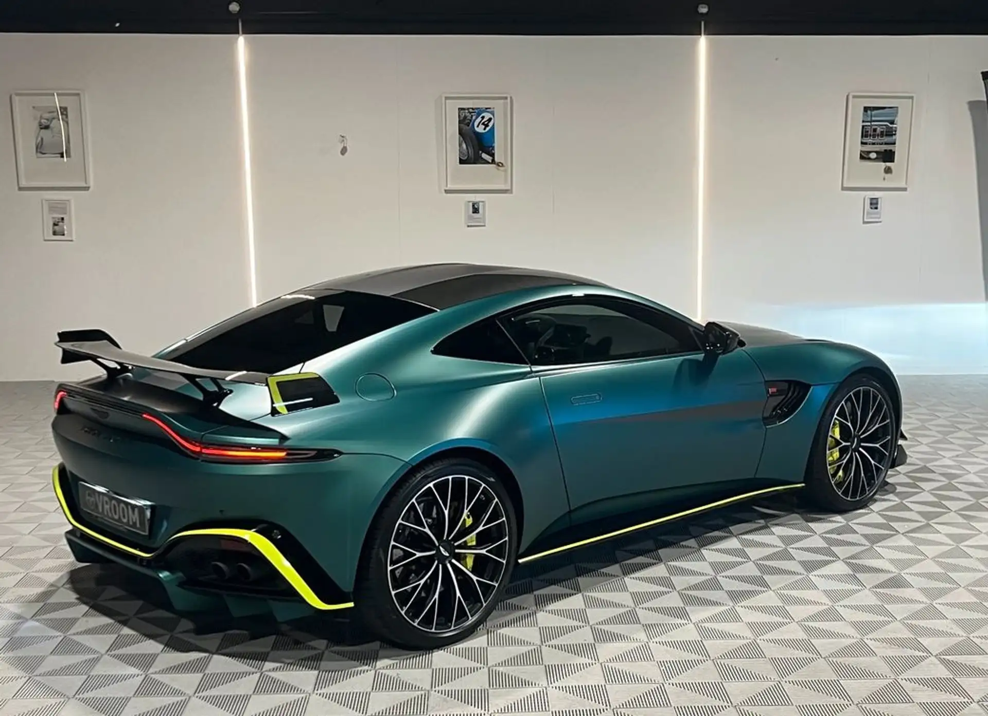 애스턴마틴 V8 Coupe 2021 청록 사진 6