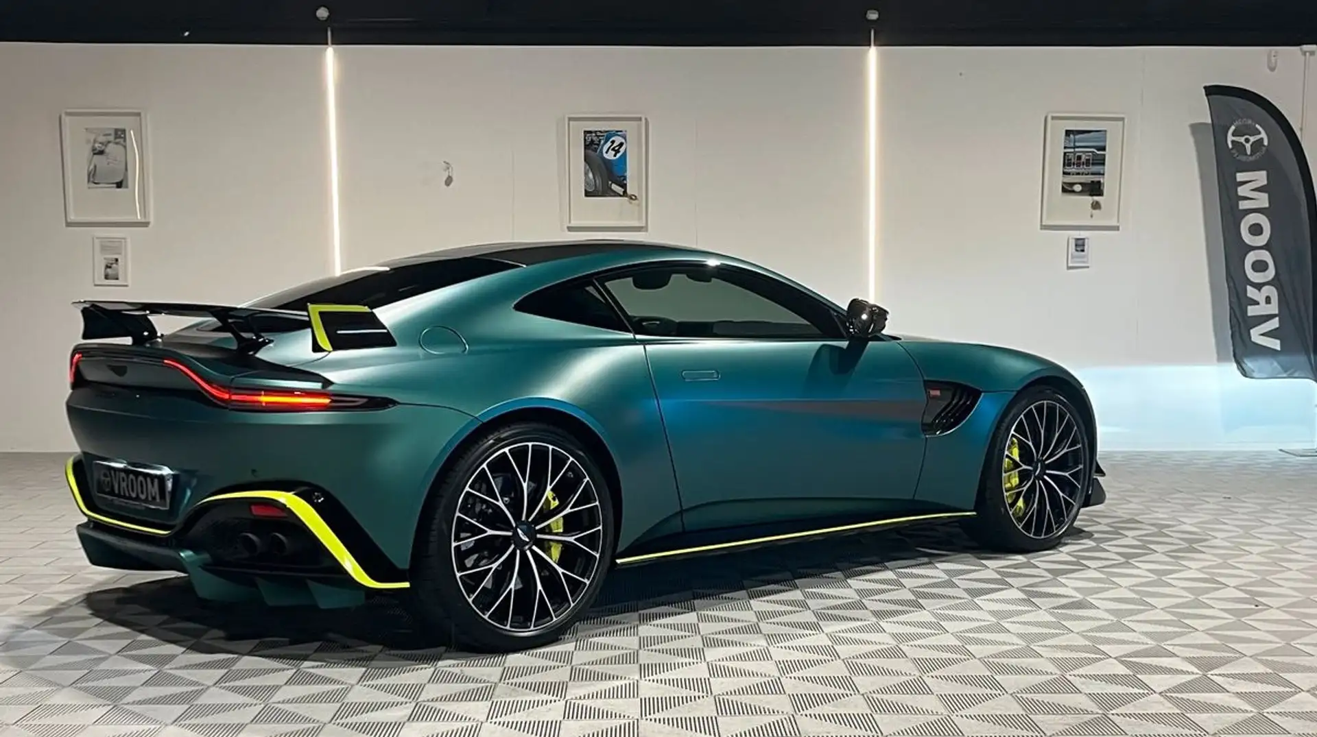 애스턴마틴 V8 Coupe 2021 청록 사진 2