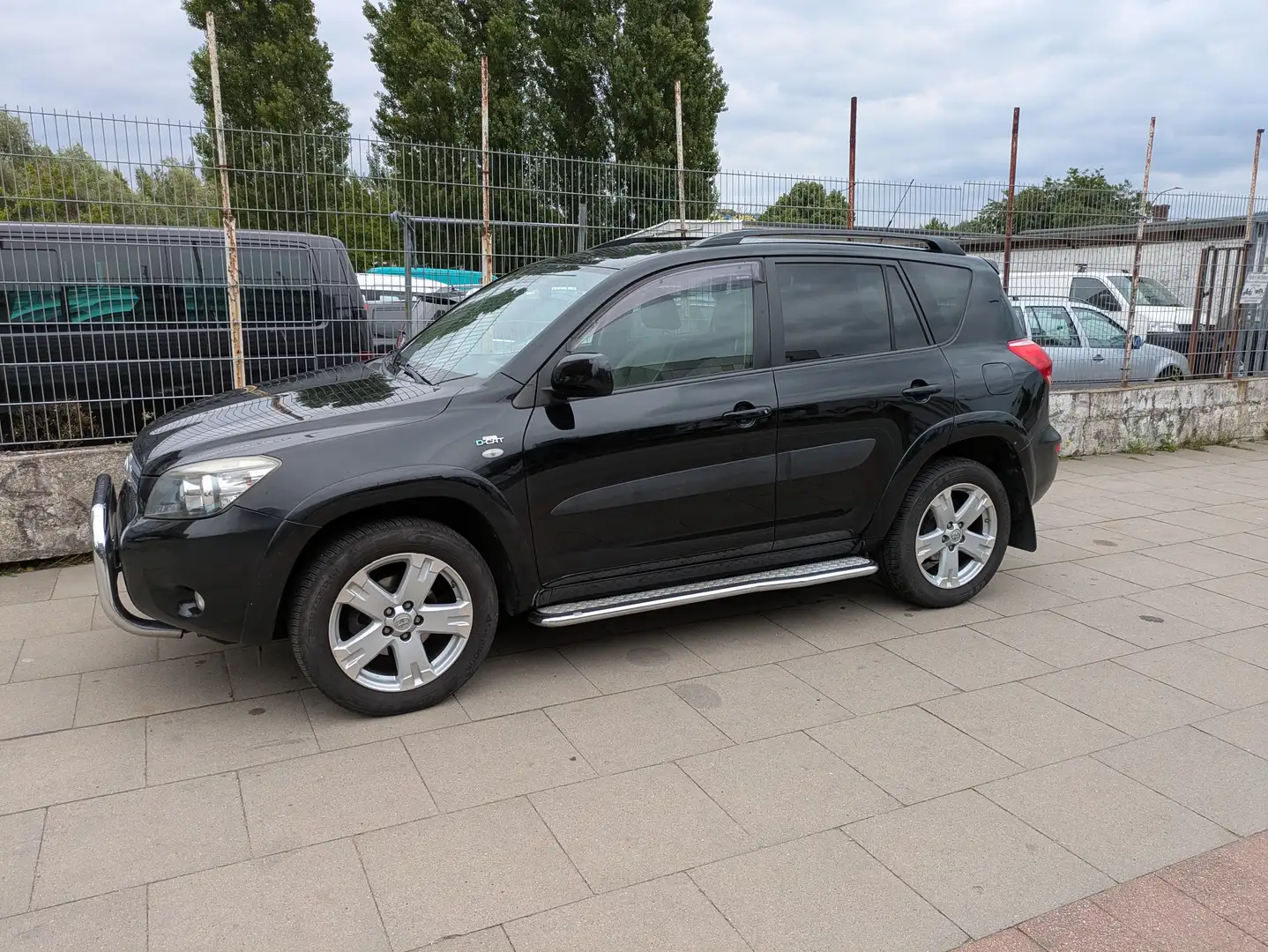 Toyota RAV 4 Executive Schwarz - 2