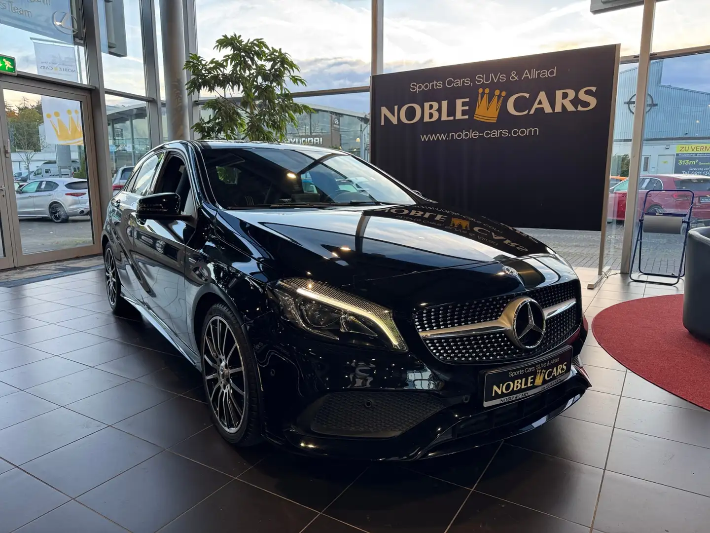 Mercedes-Benz A 200 AMG Line PEAK Edition LED NAV SHZ 18" Schwarz - 1