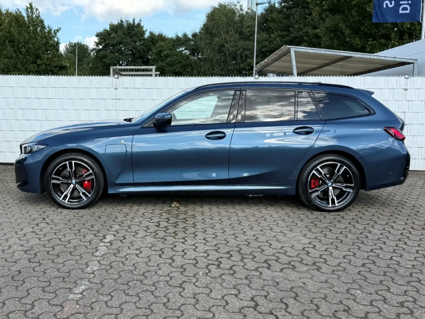 BMW 330 e Touring M Sport Pro AHK Pano HUD Harman/Kardon Blau - 2