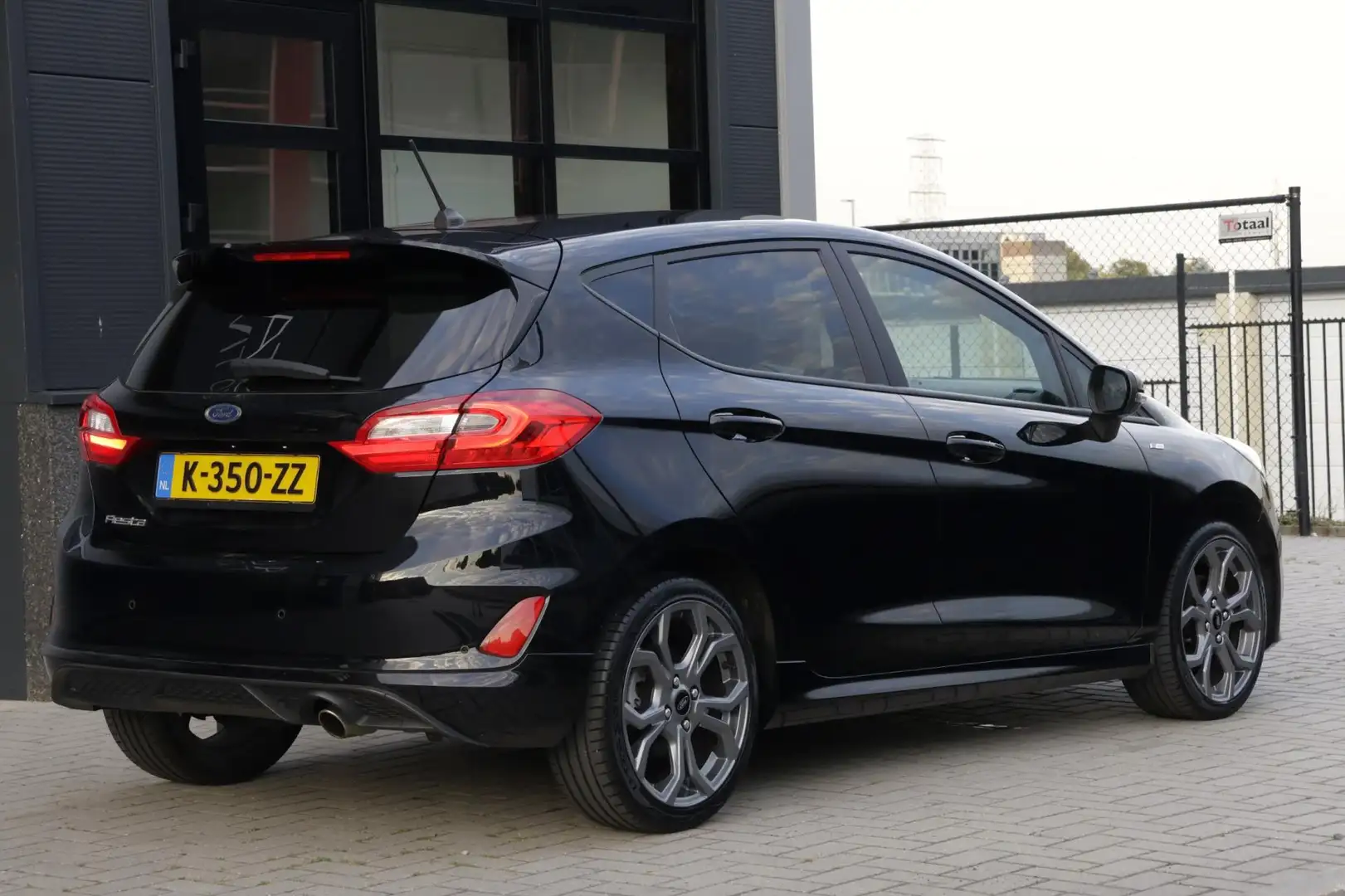 Ford Fiesta 1.0 EcoBoost ST-Line | Apple Carplay | All Season Zwart - 2