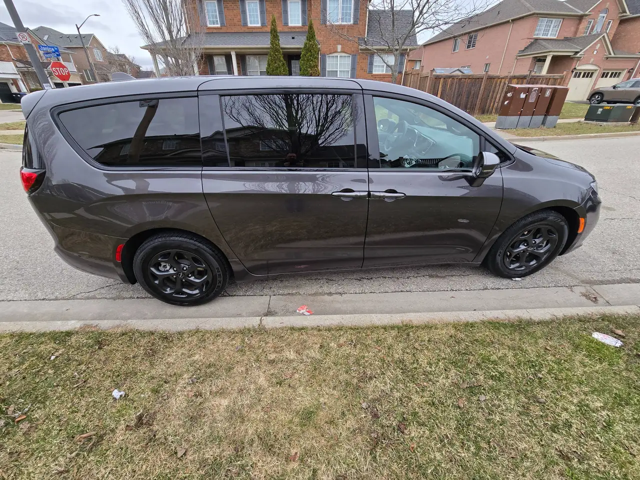 Chrysler Pacifica photo Chrysler Pacifica