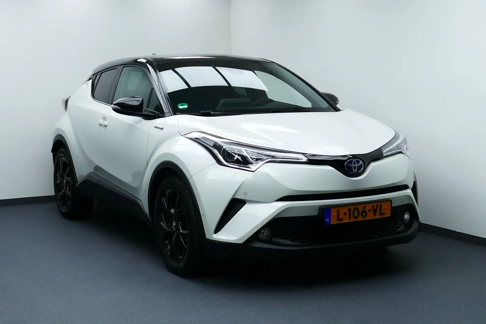 Toyota C-HR 1.8 Hybrid Executive. Bi Tone, Navi, Camera, Stoel Bílá - 1