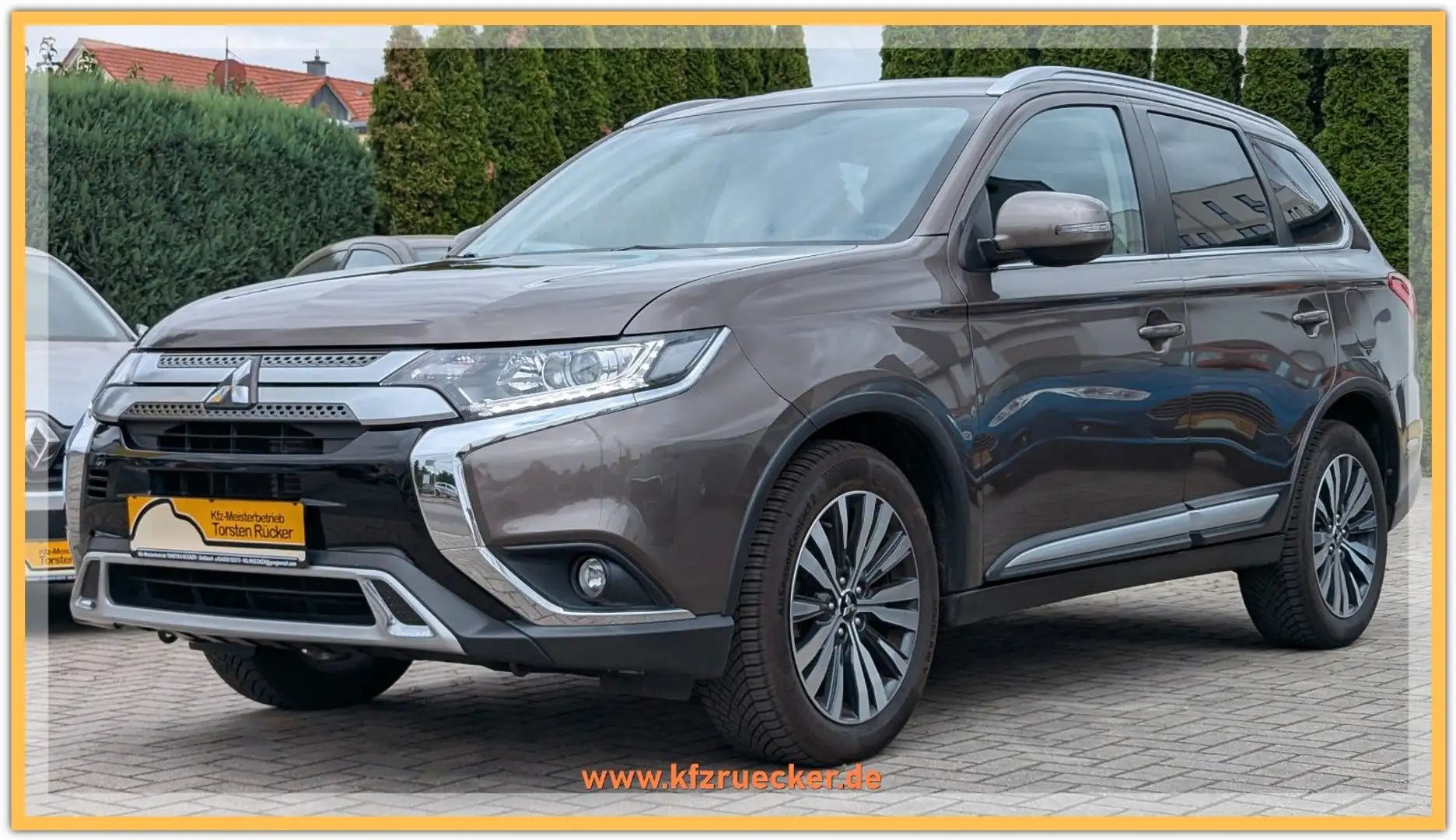 Mitsubishi Outlander 2.0 CVT 2WD NAV RFK SHZG TEMPOM STD-HZ Braun - 1