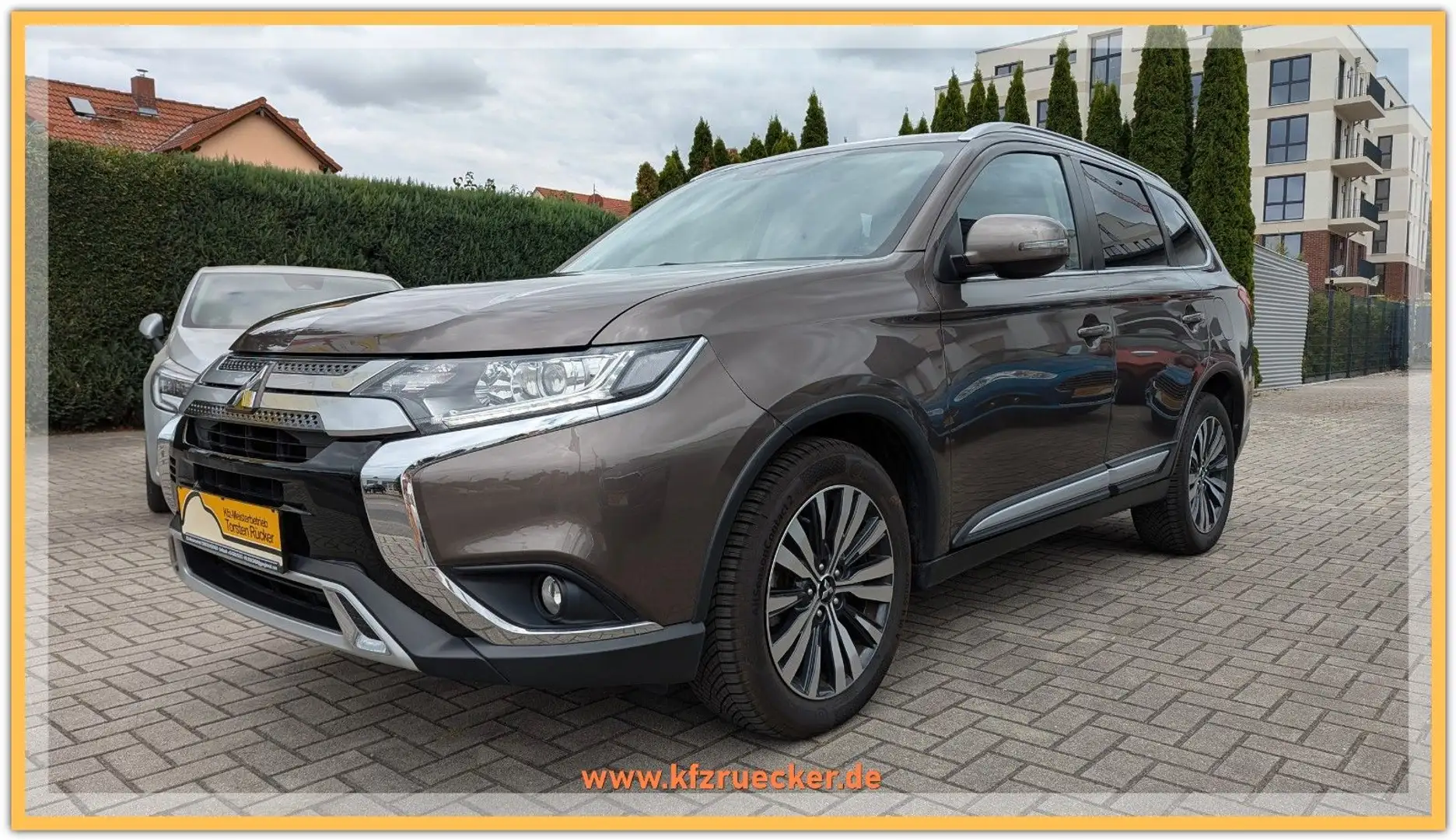 Mitsubishi Outlander 2.0 CVT 2WD NAV RFK SHZG TEMPOM STD-HZ Braun - 2