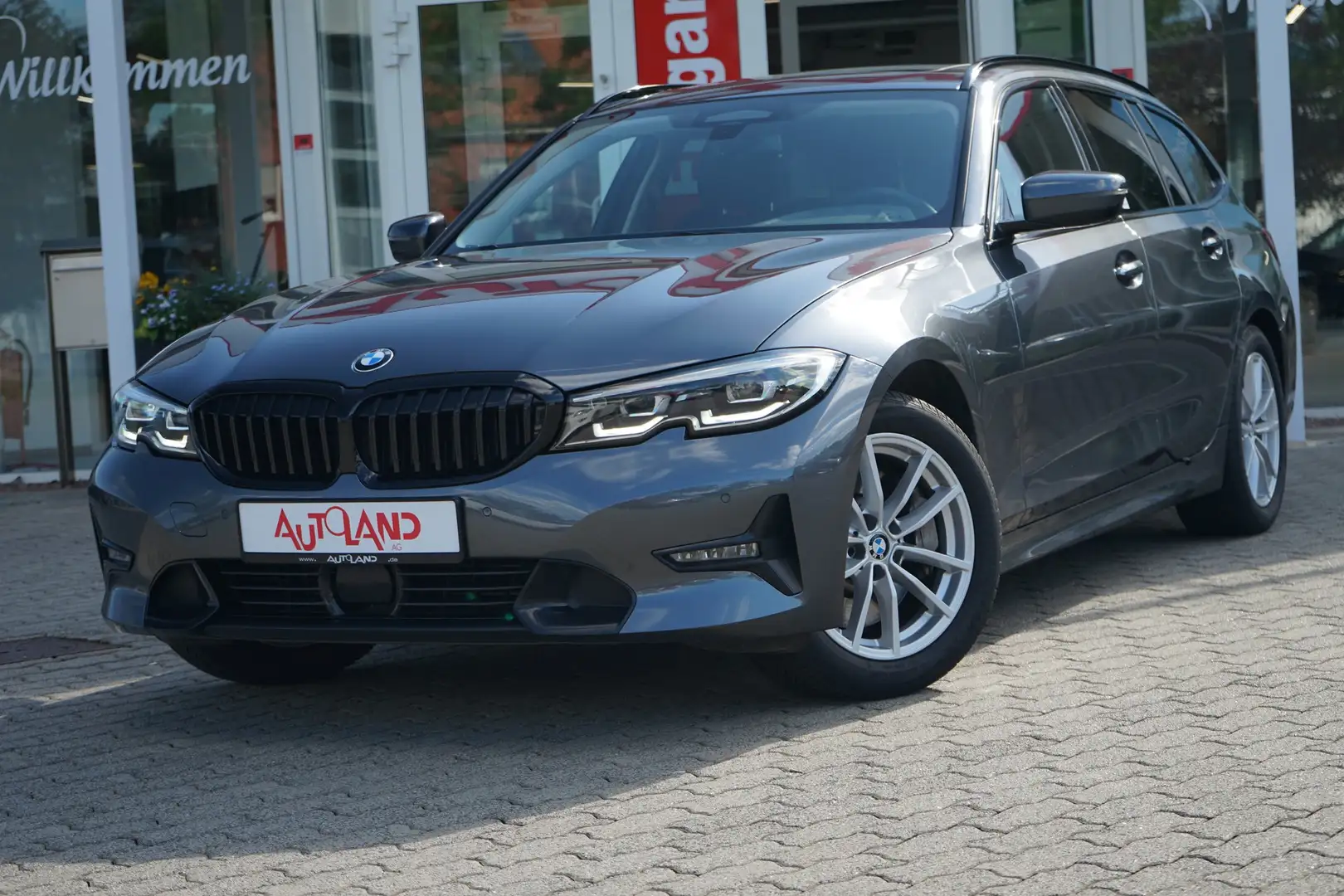 BMW 330 330dA Sport Line LED Navi Panorama ACC Totwinkel Grijs - 2