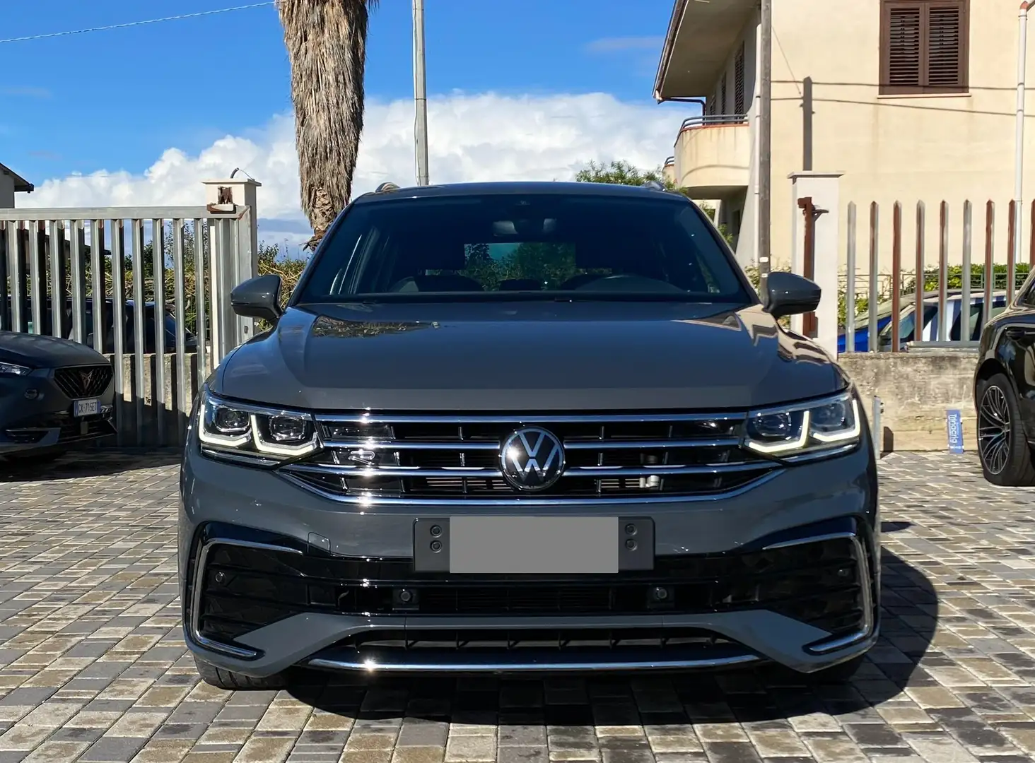 Volkswagen Tiguan R-Line 2.0 TDI 150CV DSG Grigio - 2
