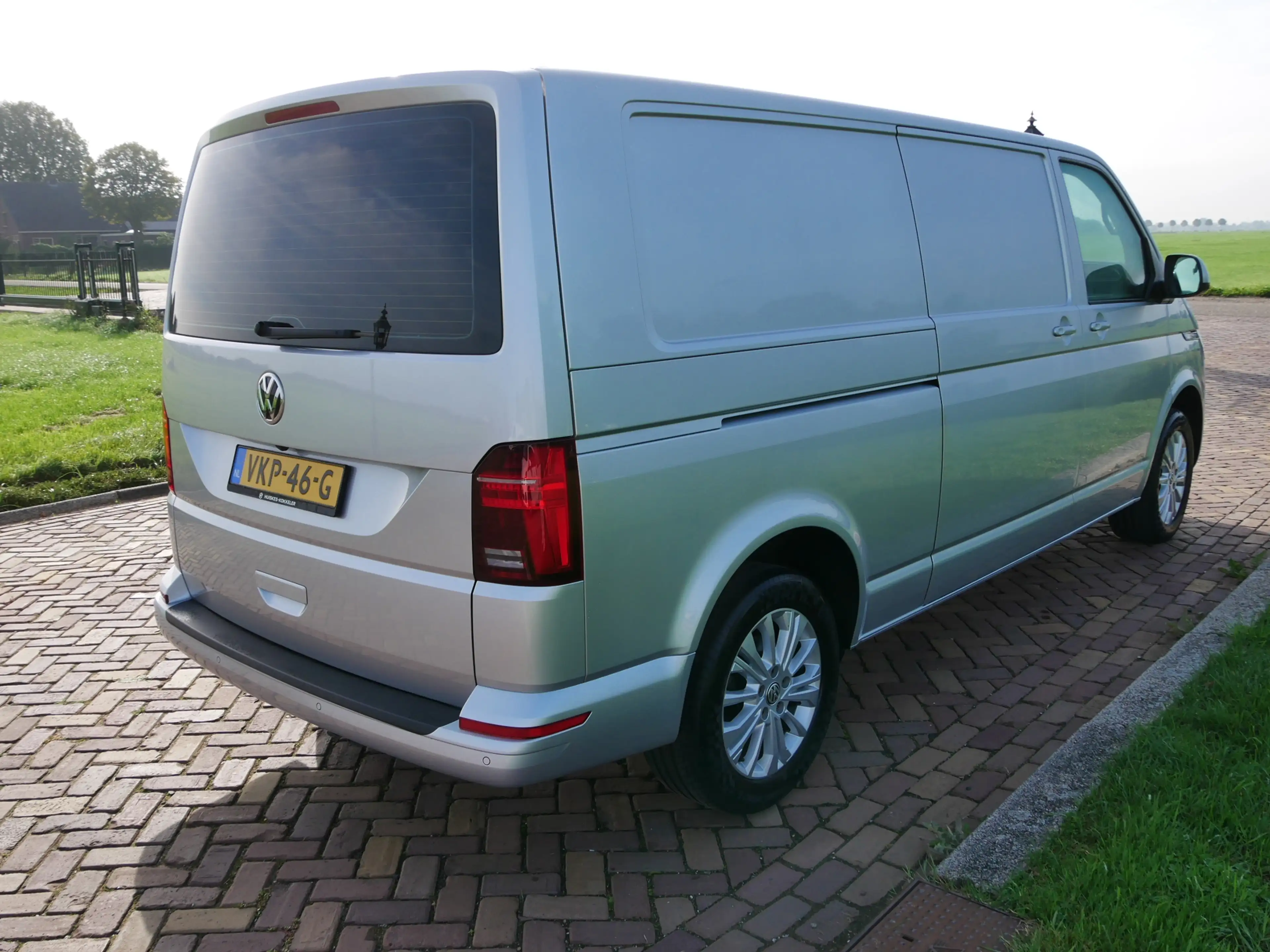 Volkswagen Transporter 2.0 TDI L2H1 BULLI 110kW DSG | ALMOST NEW !!! | 19 — photo 8