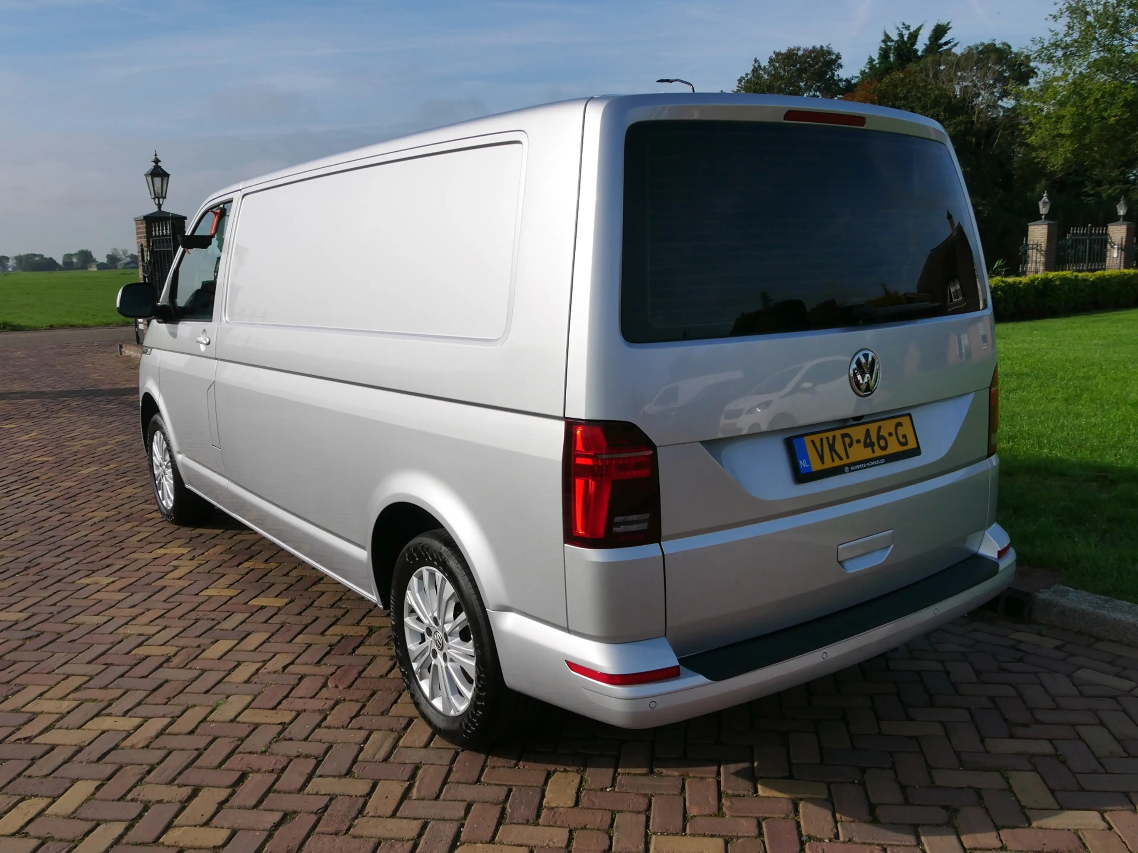 Volkswagen Transporter 2.0 TDI L2H1 BULLI 110kW DSG | ALMOST NEW !!! | 19 — photo 10