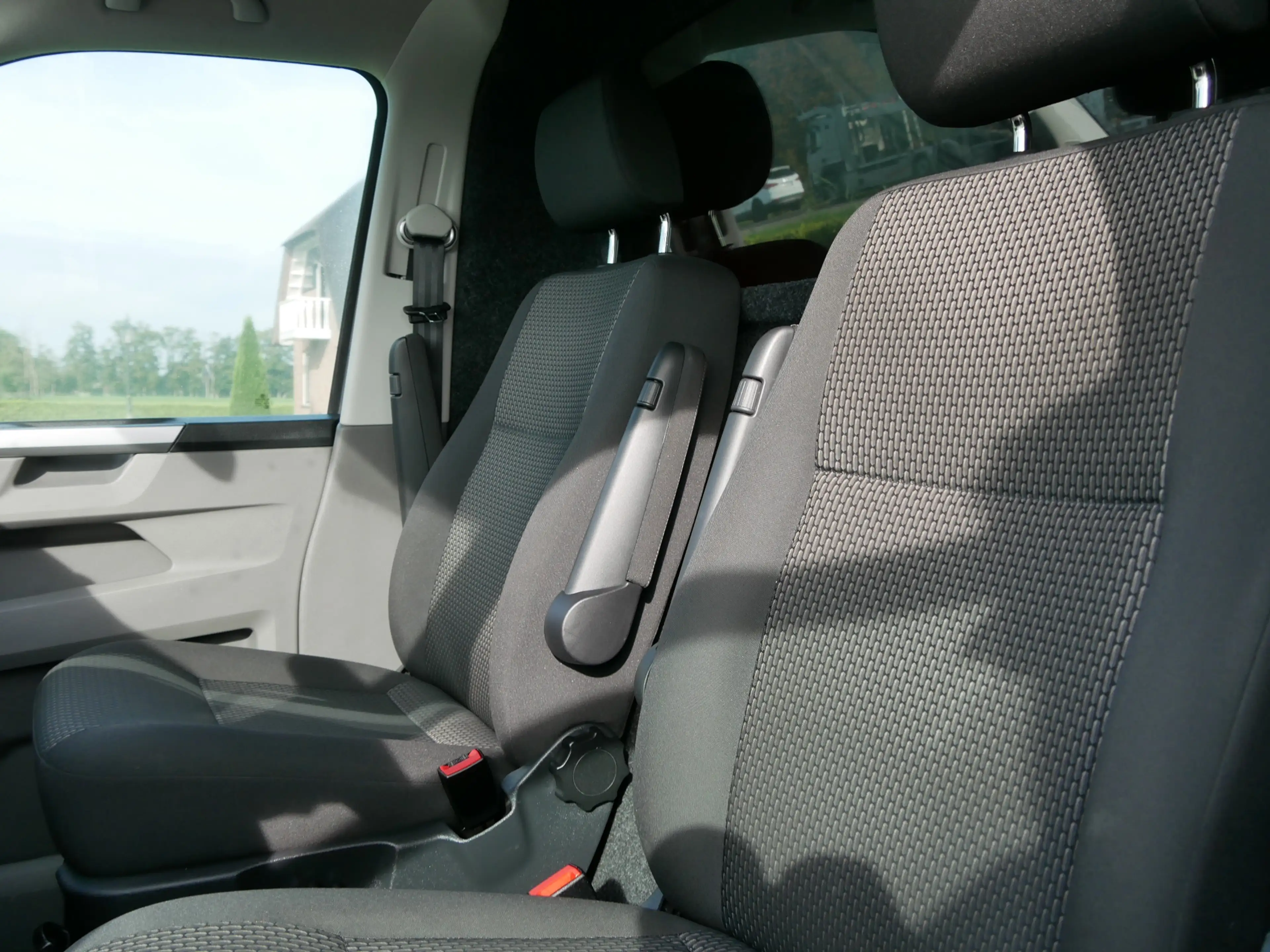 Volkswagen Transporter 2.0 TDI L2H1 BULLI 110kW DSG | ALMOST NEW !!! | 19 — photo 14